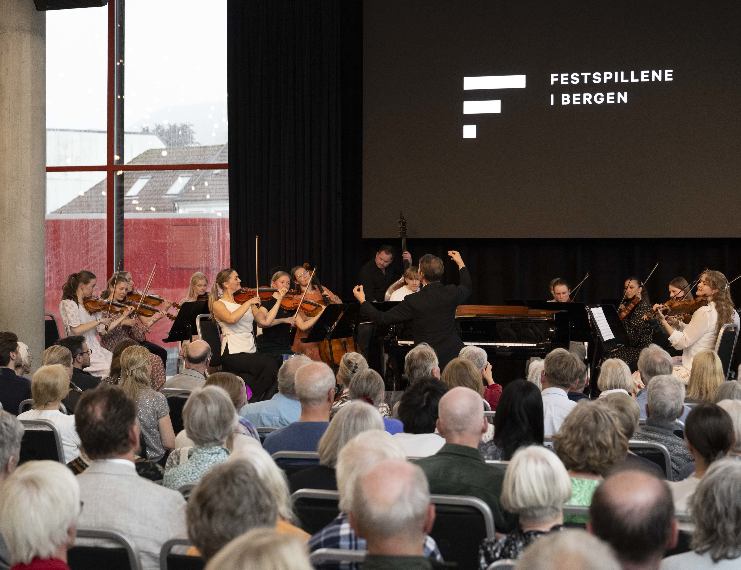 Camerata Bergen m Leif Ove Andsnes. Foto: Thor Brødreskift
