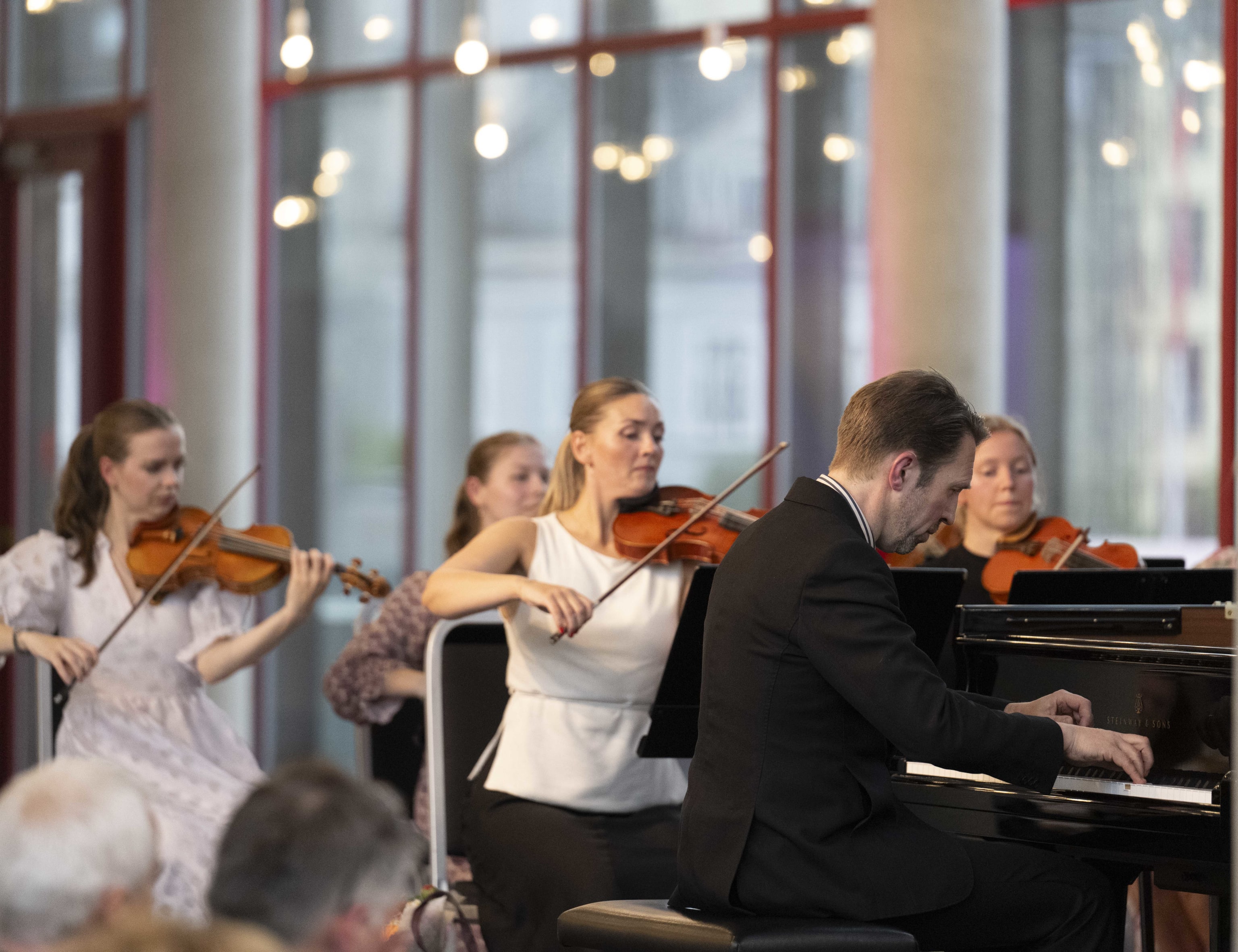 Camerata Bergen m Leif Ove Andsnes. Foto: Thor Brødreskift