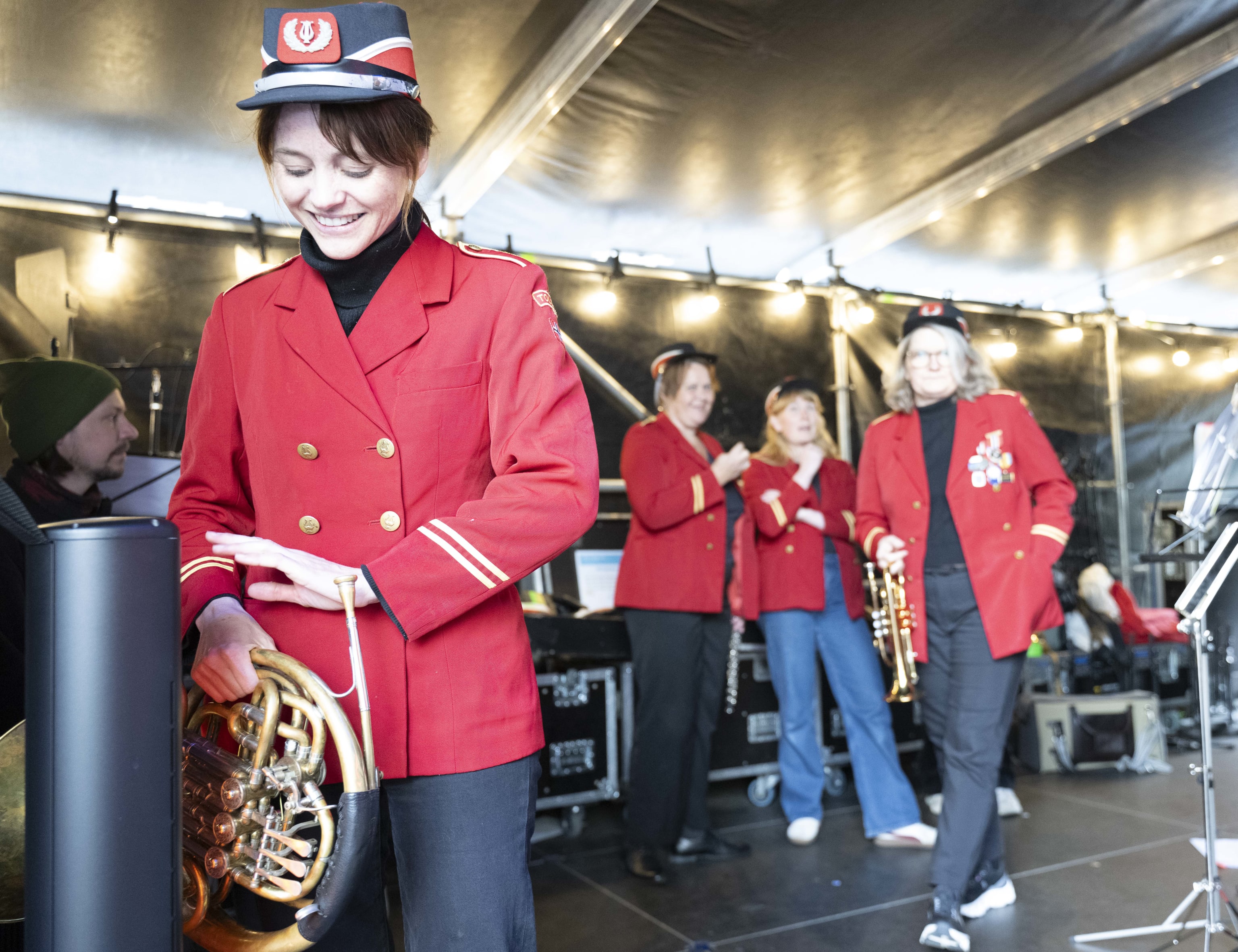 Møhlenpris skolekorps, Krohnengen skoles musikkorps og Møhlenpris skolekor spiller Aurora på Festallmenningen. Foto: Thor Brødreskift