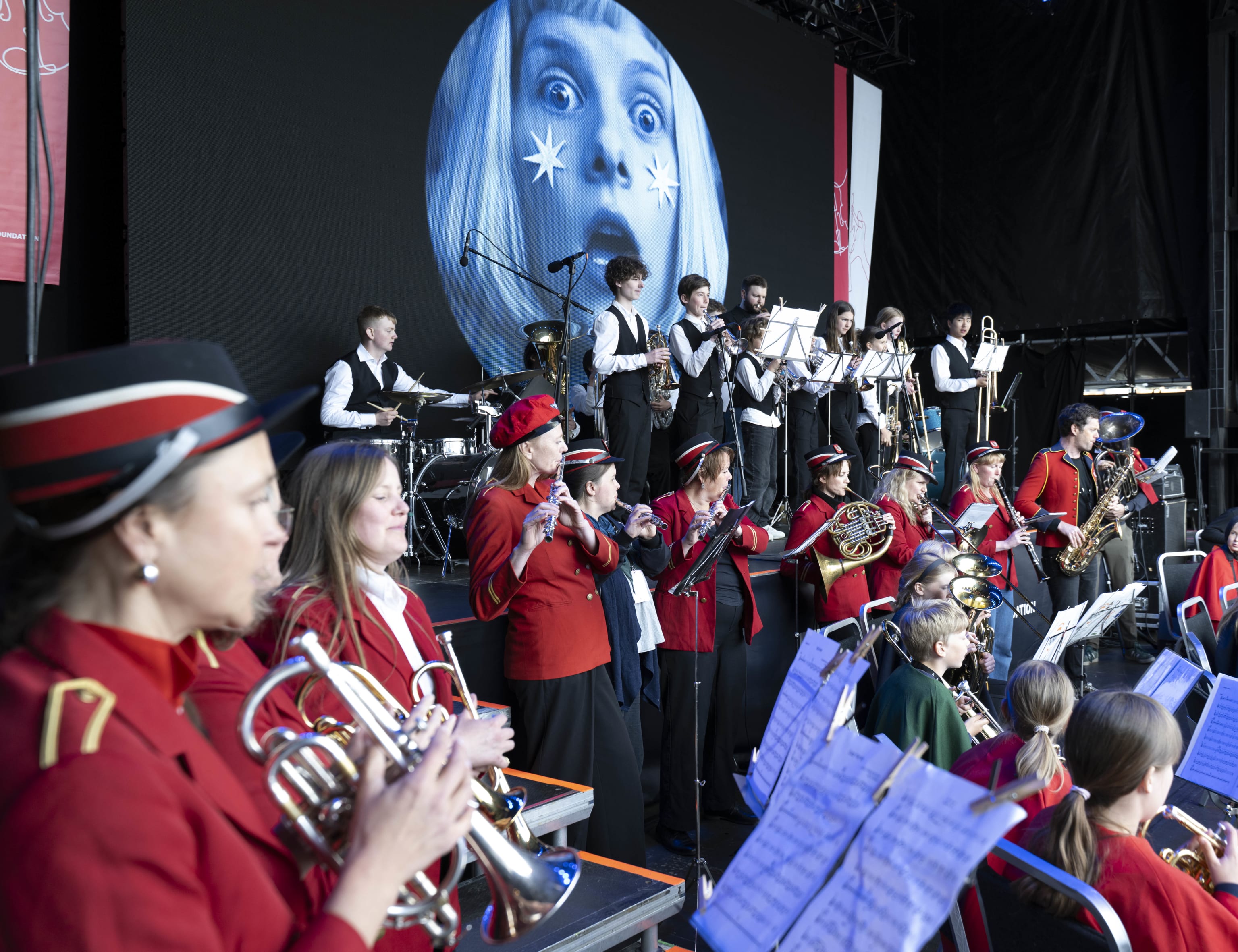 Møhlenpris skolekorps, Krohnengen skoles musikkorps og Møhlenpris skolekor spiller Aurora på Festallmenningen. Foto: Thor Brødreskift