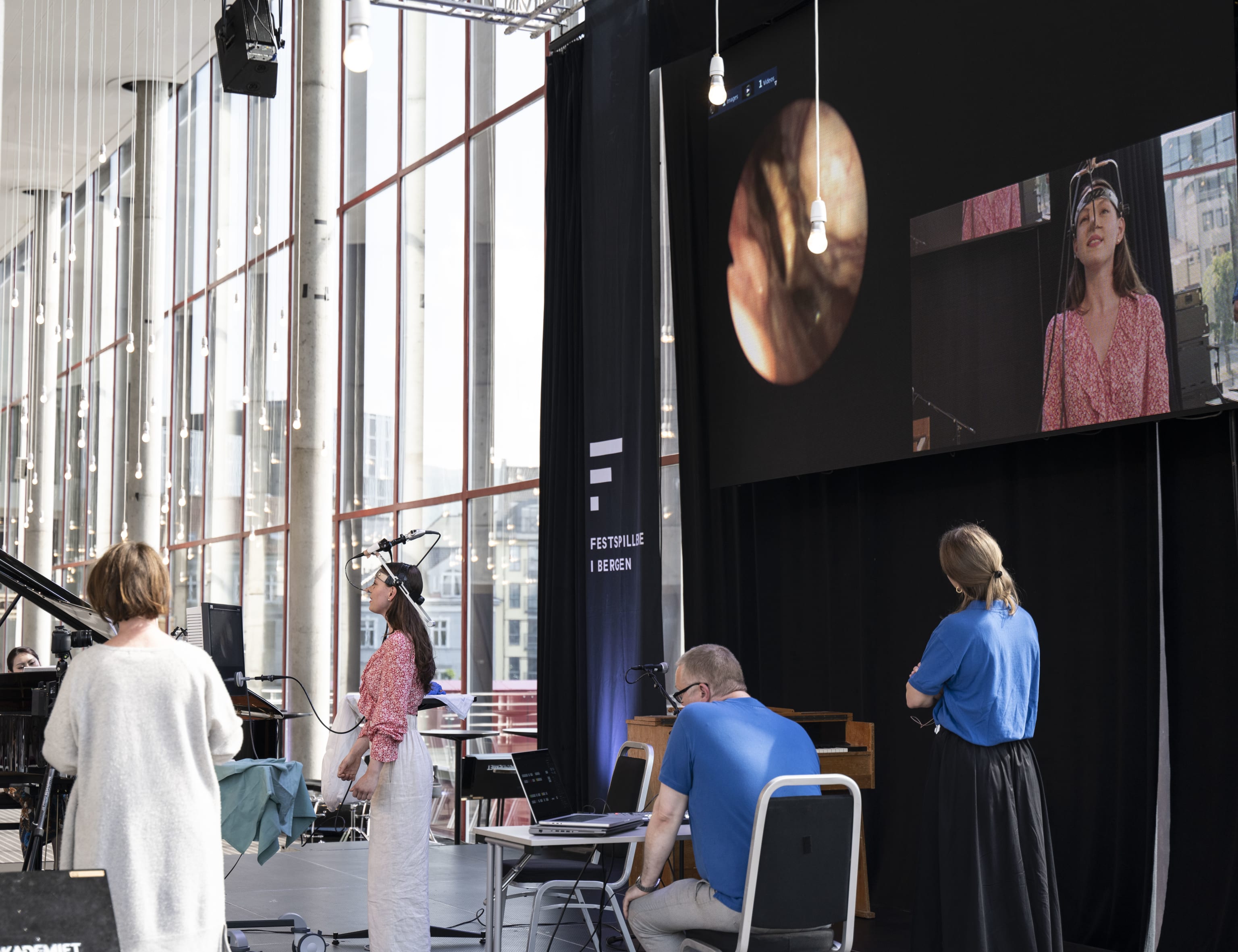 Stikk innom. Foto: Thor Brødreskift