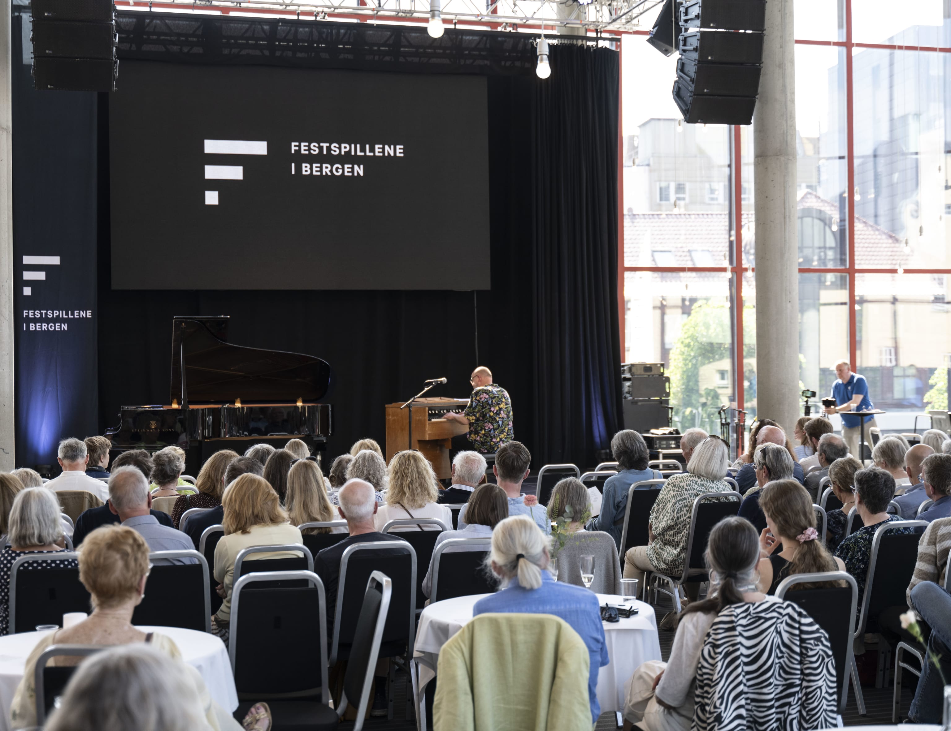 Stikk innom. Foto: Thor Brødreskift