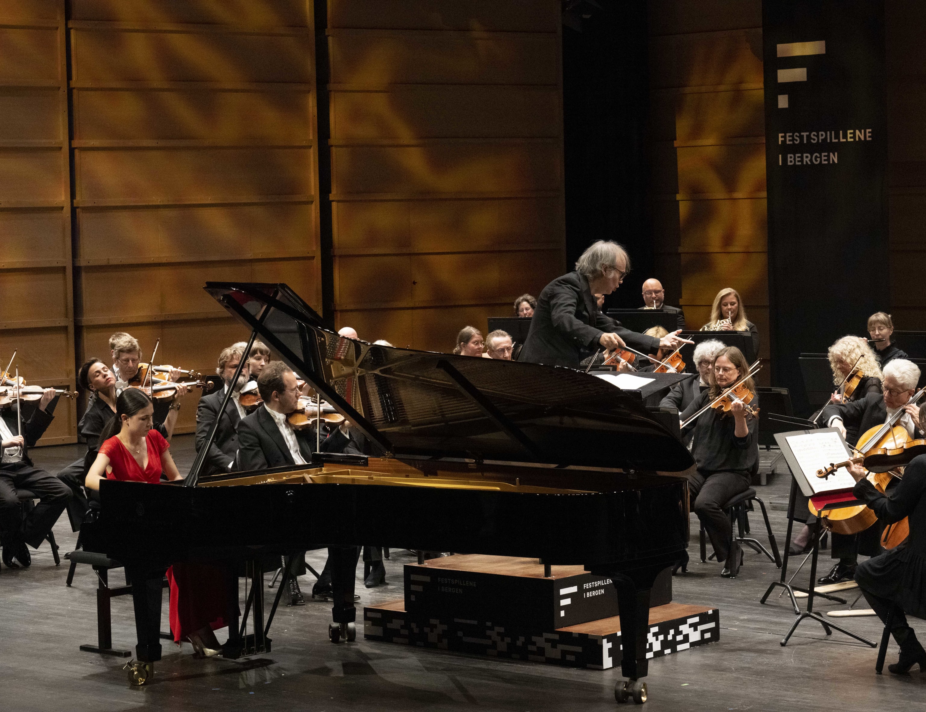 Symfoni for hele Grieghallen m/Griegs a-mollkonsert. Foto: Thor Brødreskift