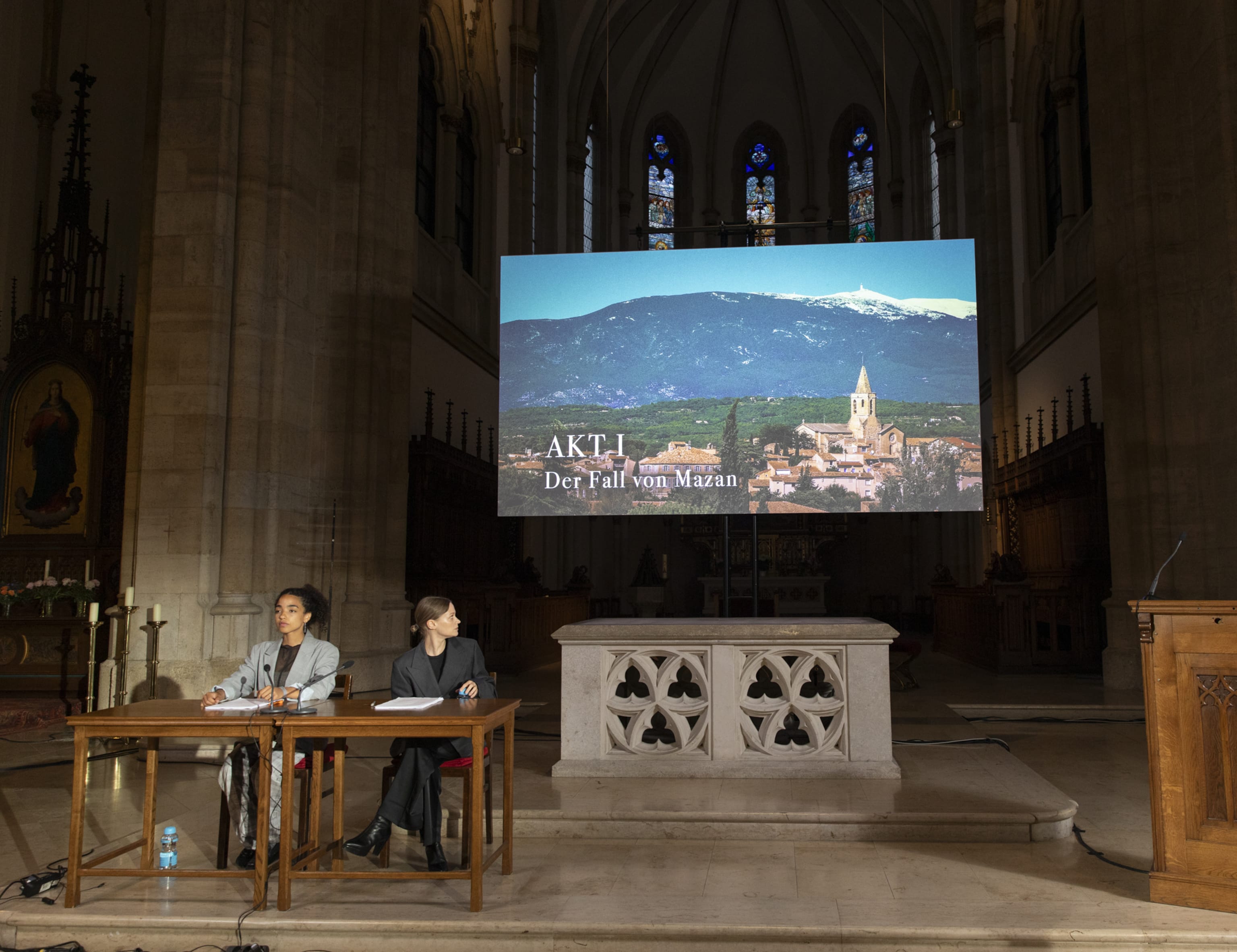 Forestillingsbilde fra oppsetning i Wien av Prozess Pelicot. Foto: Nurith Wagner-Strauss