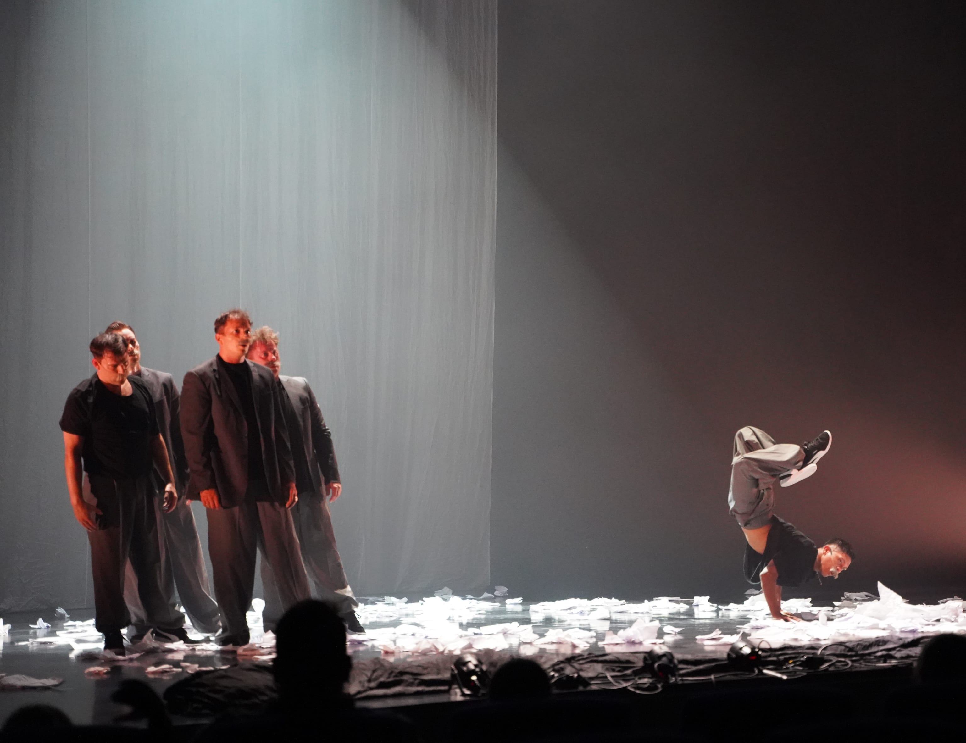 Absence under premieren i Hjertnes kulturhus i 2024. Foto: Dasha Kudari