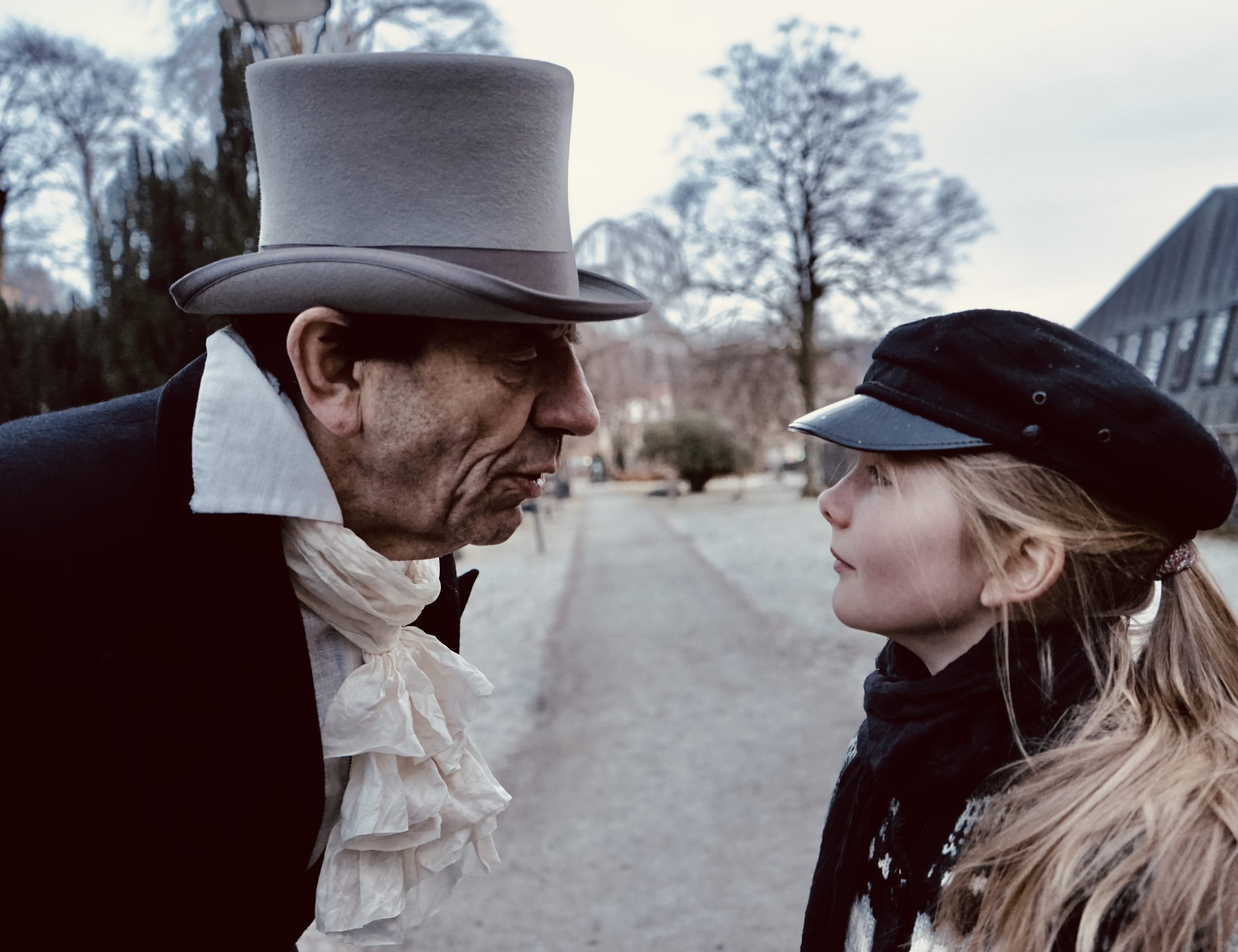 Hvem er vi? Historier fra seks fot under.