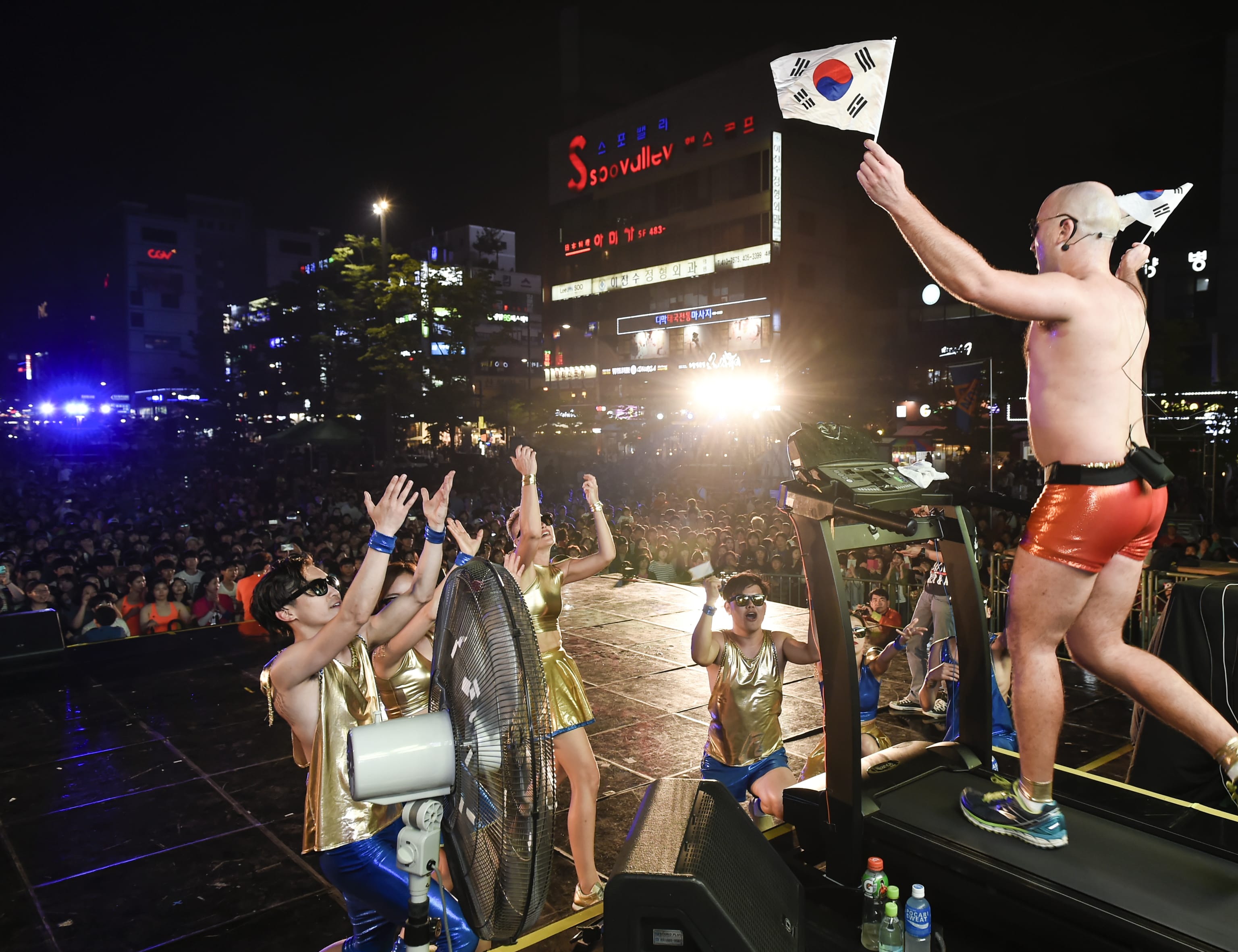 Fun Run av All The Queens Men. Ansan Street Arts Festival, 2015. Foto: Studio Pal