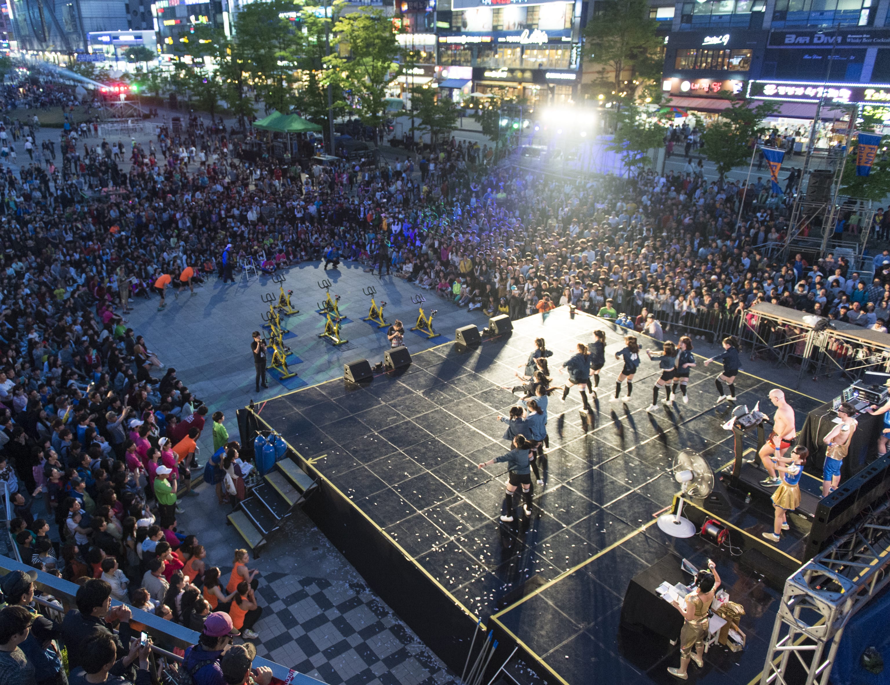 Fun Run av All The Queens Men. Ansan Street Arts Festival, 2015. Foto: Studio Pal