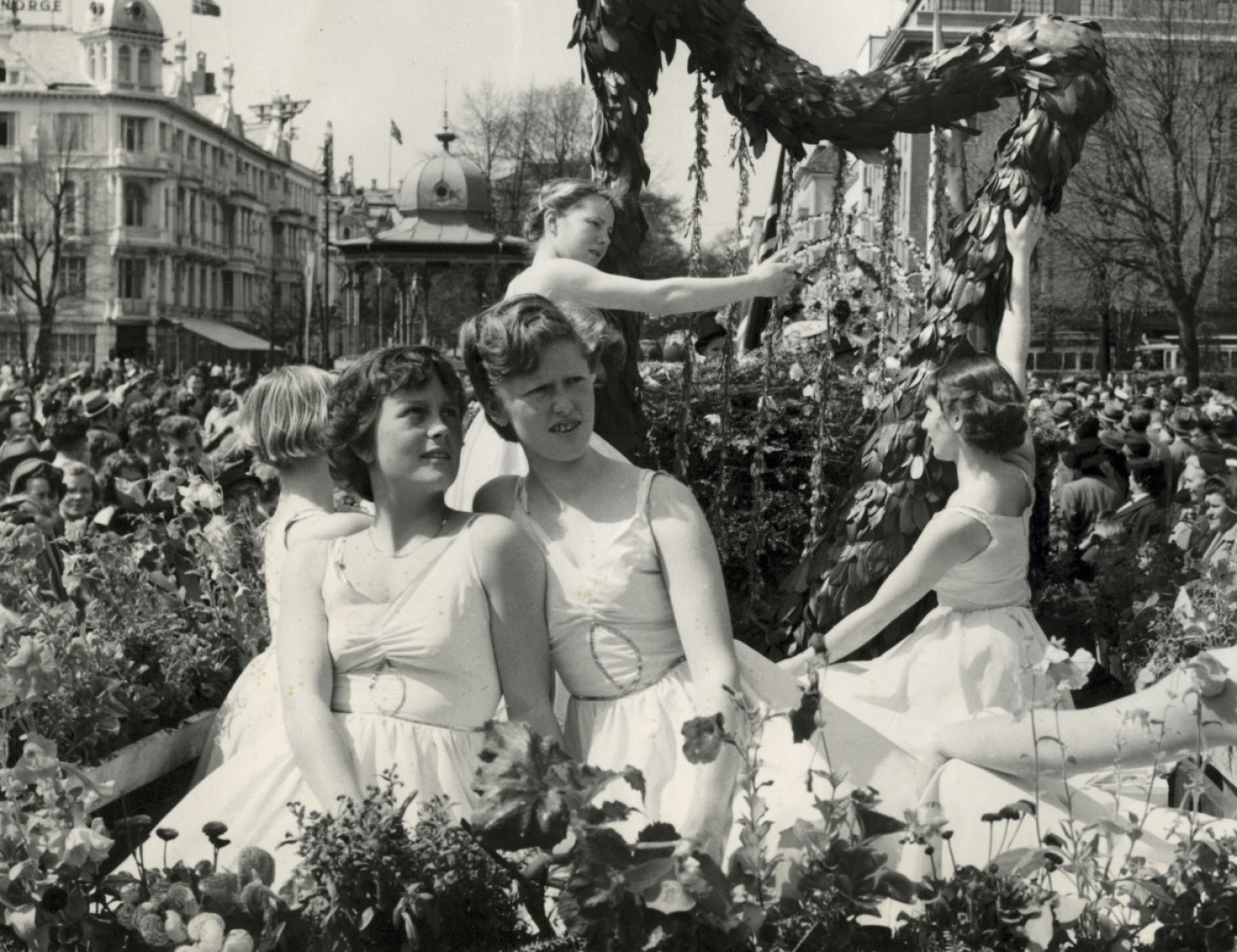 FLOWER HARP: A Large Crowd Of People And Flowering Splendor During The Bergen International Festival In The 50S.