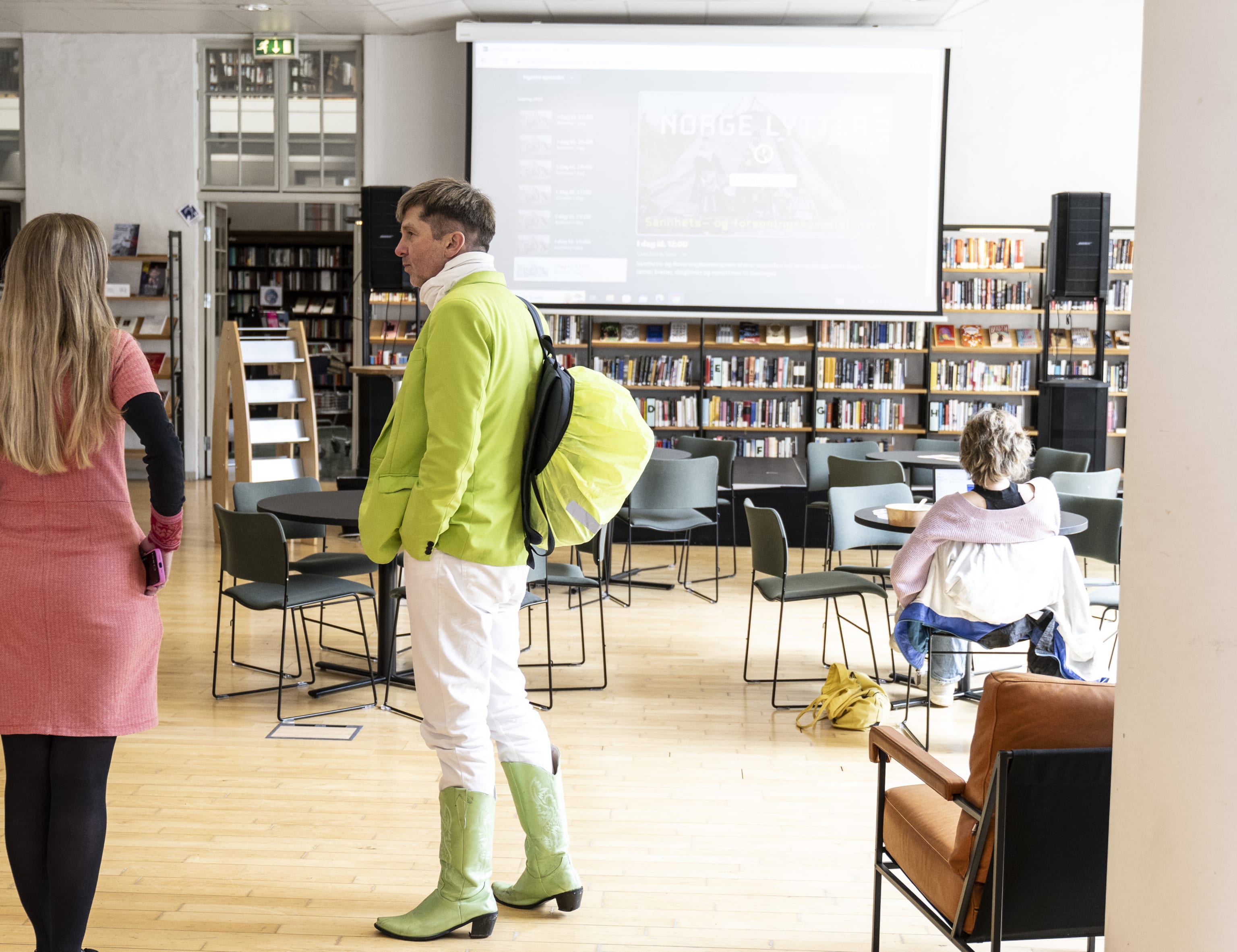 Norge Lytter På Bergen Off. Bibliotek. Foto: Thor Brødreskift