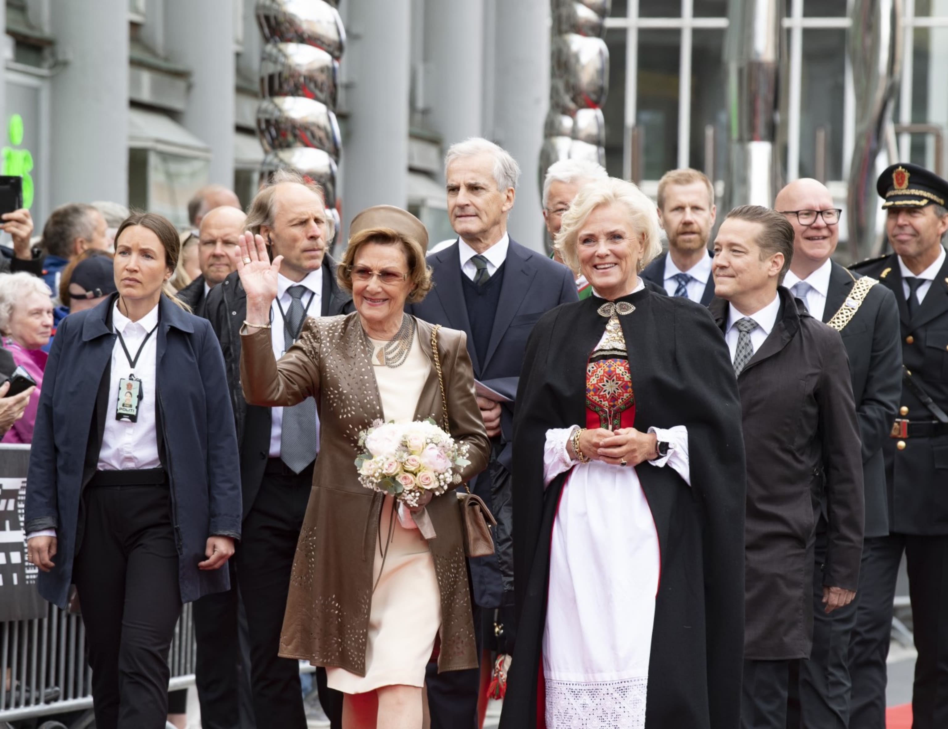 H.M. Dronning Sonja Under Åpningen Av Festspillene I Bergen 2022, Med Blant Annet Statsminister Jonas Gahr Støre, Festspillenes Styreleder Thorhild Widvey, Festspilldirektør Lars Petter Hagen Og Daværende Ordfører I Bergen Rune Bakervik. Foto: Thor Brødreskift