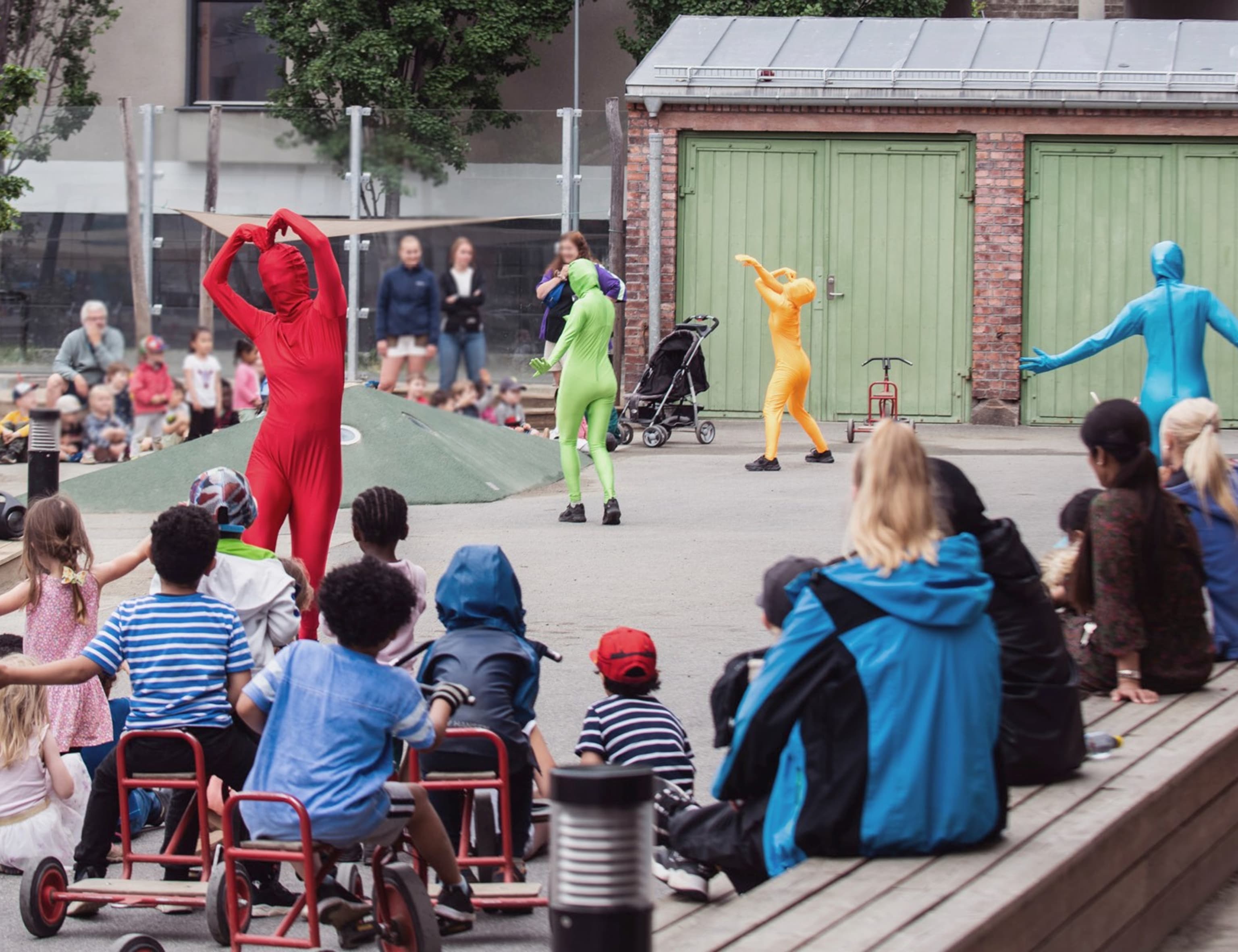 Fire Fargerike Flekker Kommer På Overraskelsesbesøk I Bergen Sentrum. Foto: Yaniv Cohen