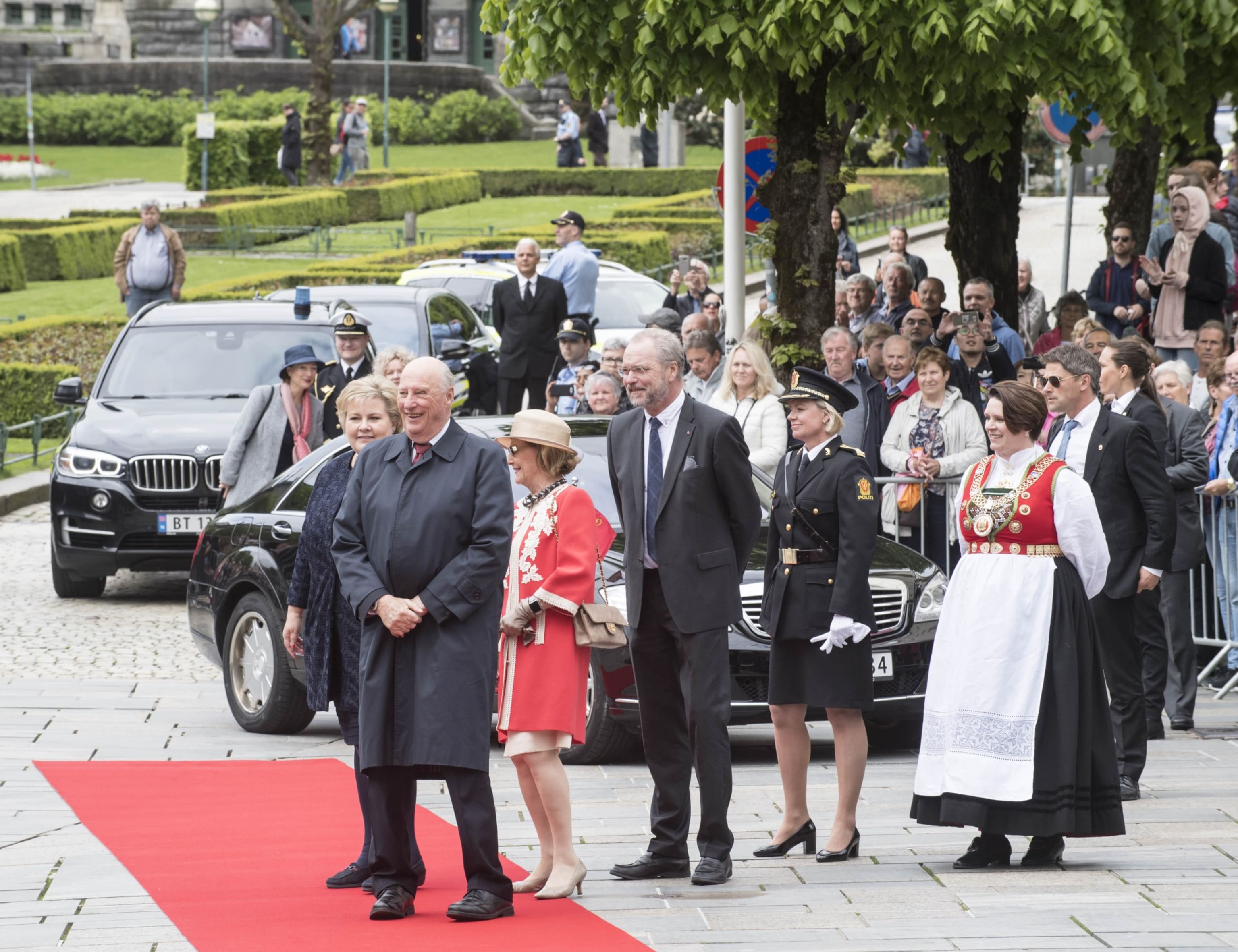 DD.MM. Kong Harald Og Dronning Sonja Under Åpningen Av Festspillene I Bergen 2017. Foto: Thor Brødreskift