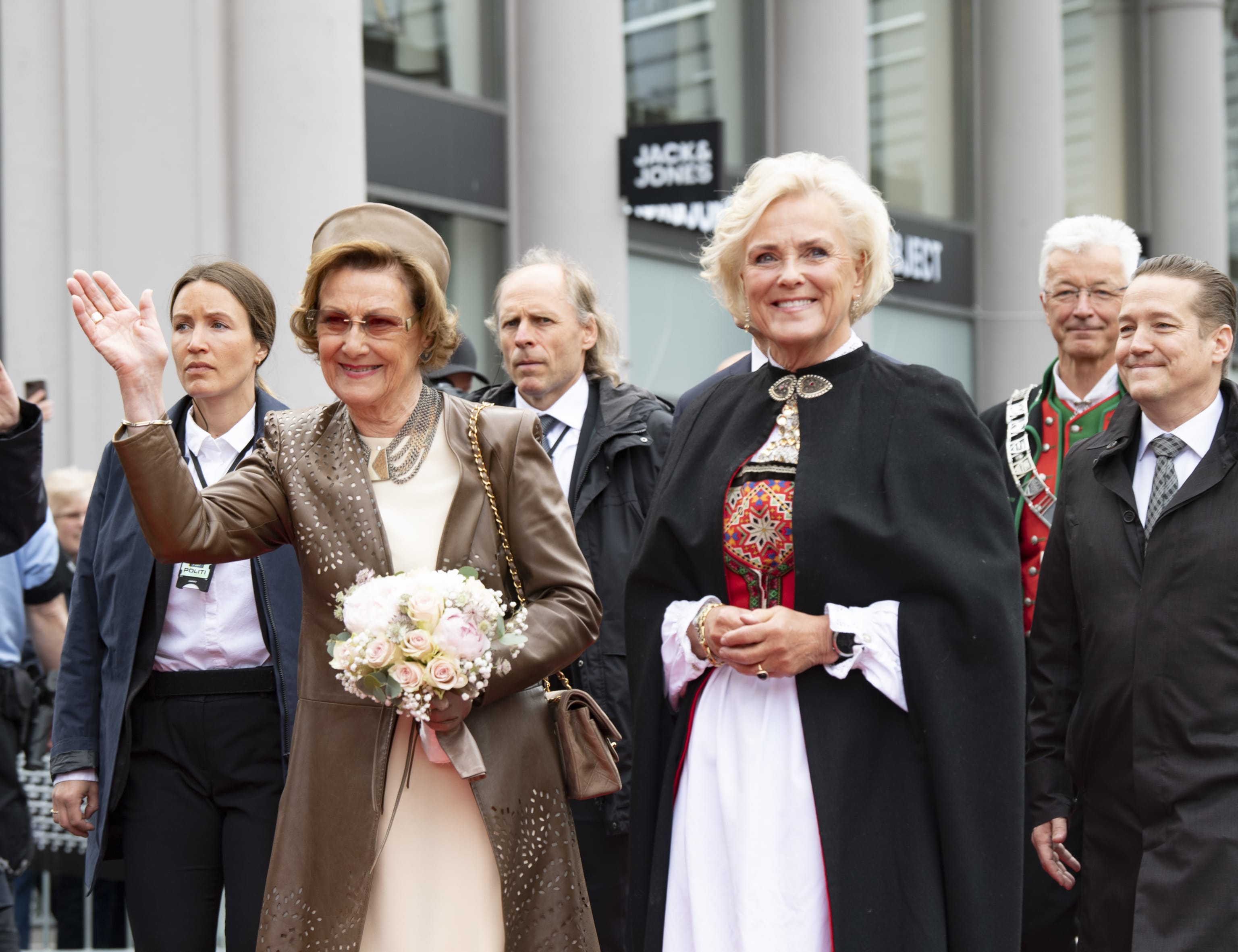 Thorhild Widvey Med HM Dronning Sonja, Fylkesordfører Jon Askeland Og Festspilldirektør Lars Petter Hagen Under Åpningen Av Festspillene I Bergen 2022. Foto: Thor Brødreskift