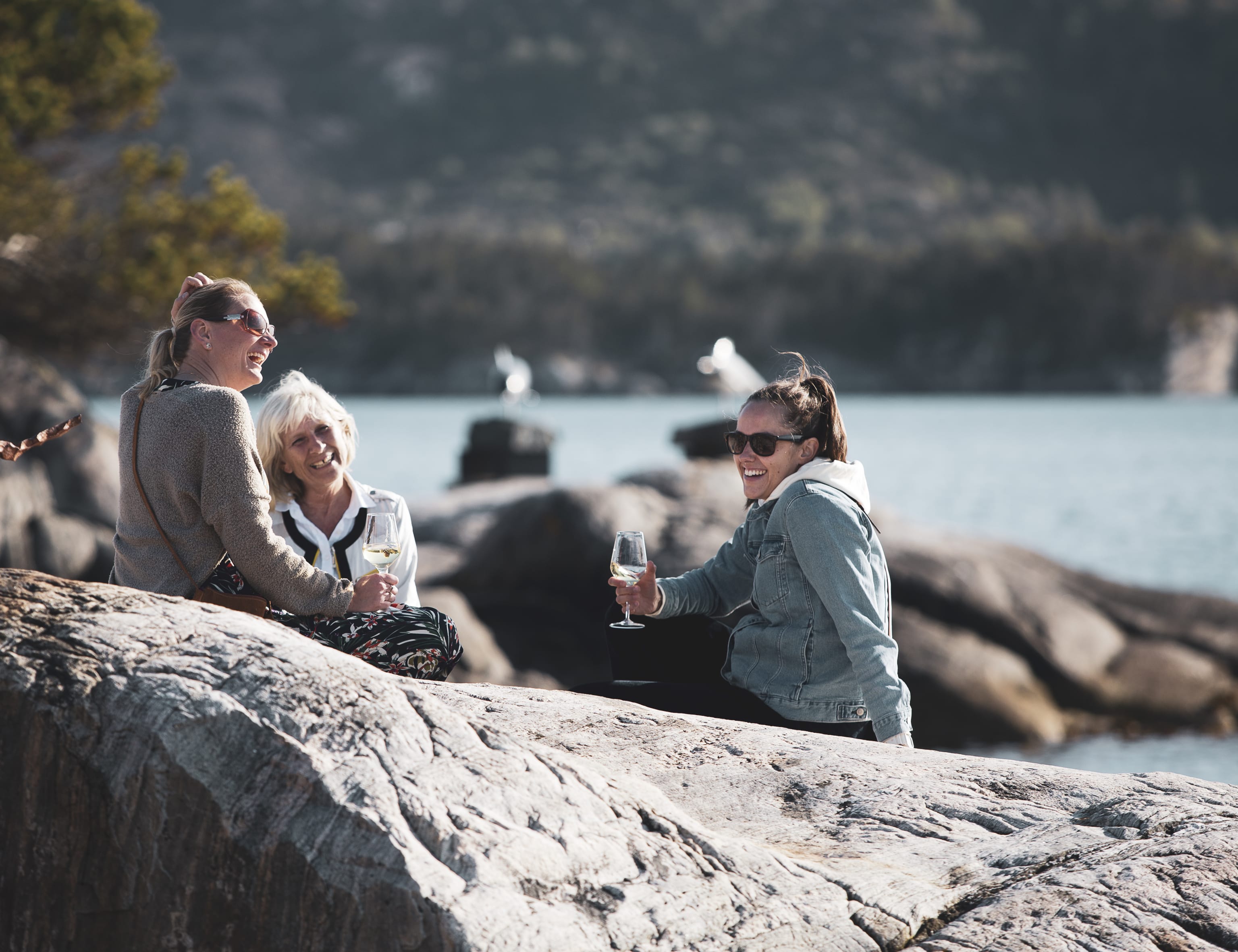 P&#229; utekonserten i Skjerjehamn, under Festspillene 2020, kunne publikum se Moddi opptre fra sine b&#229;ter eller omkringliggende svaberg. Foto: G&#248;ril S&#230;tre.