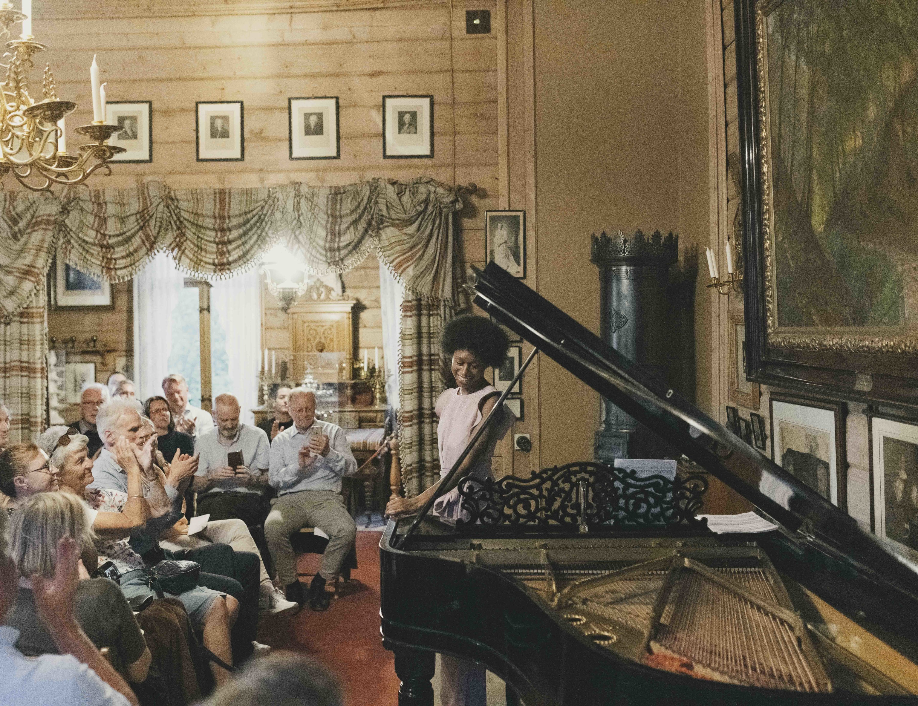 Britiske Isatah Kanneh-Mason spilte p&#229; Griegs piano under Festspillene, her fra 2022. Foto: Thor Br&#248;dreskift