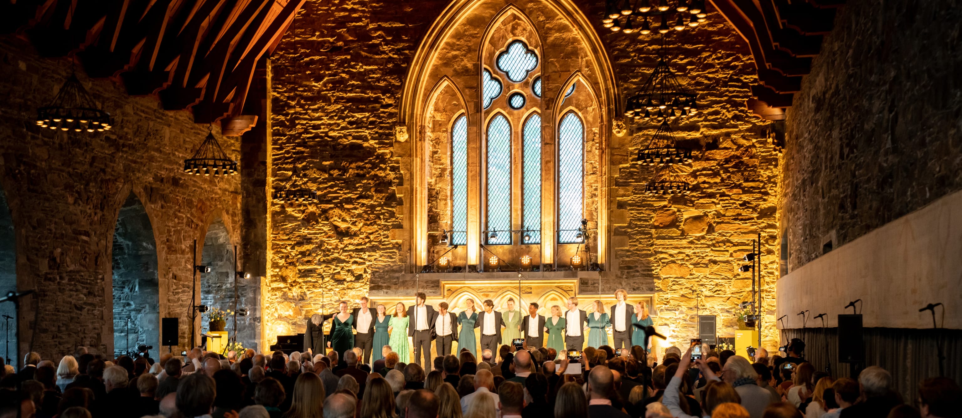 Solistkoret Ung i Lise Davidsens musikalske univers. Foto: Synne Sofi Bårdsdatter Bønes