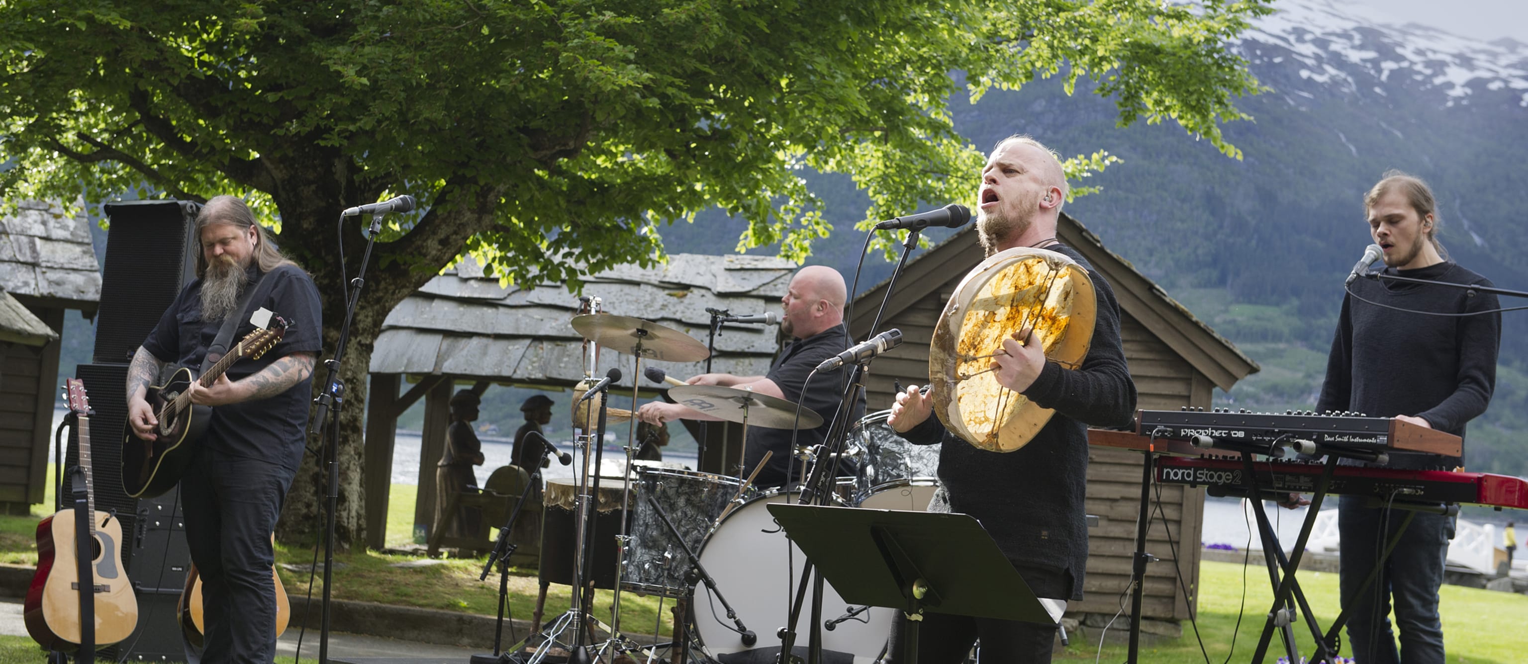 Konsertserien Og Aktivitetskonseptet Nordvegen Var Det Kunstneriske Resultatet Av Forskningsprosjektet Icons, Og Ble Utviklet Med Utgangspunkt I Fire Steder Utenfor Bergen. 
På Bildet: Nordvegen-Skaperne Ivar Bjørnson (T.V.) Og Einar Selvik (I Midten).

Foto: Helge Skodvin