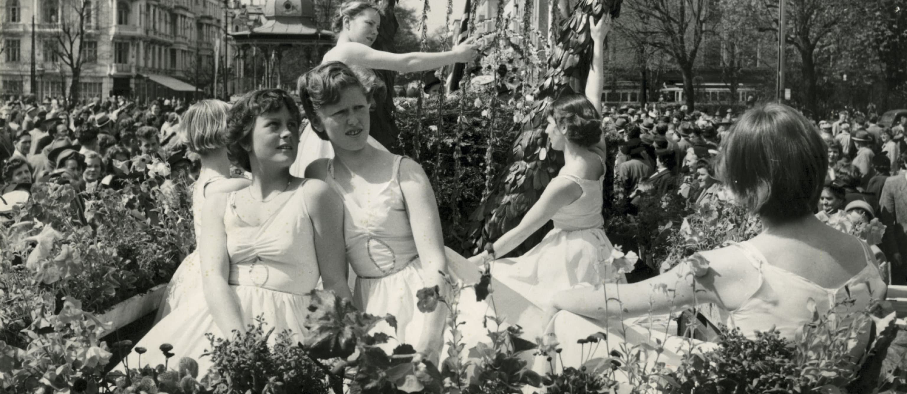 FLOWER HARP: A Large Crowd Of People And Flowering Splendor During The Bergen International Festival In The 50S.