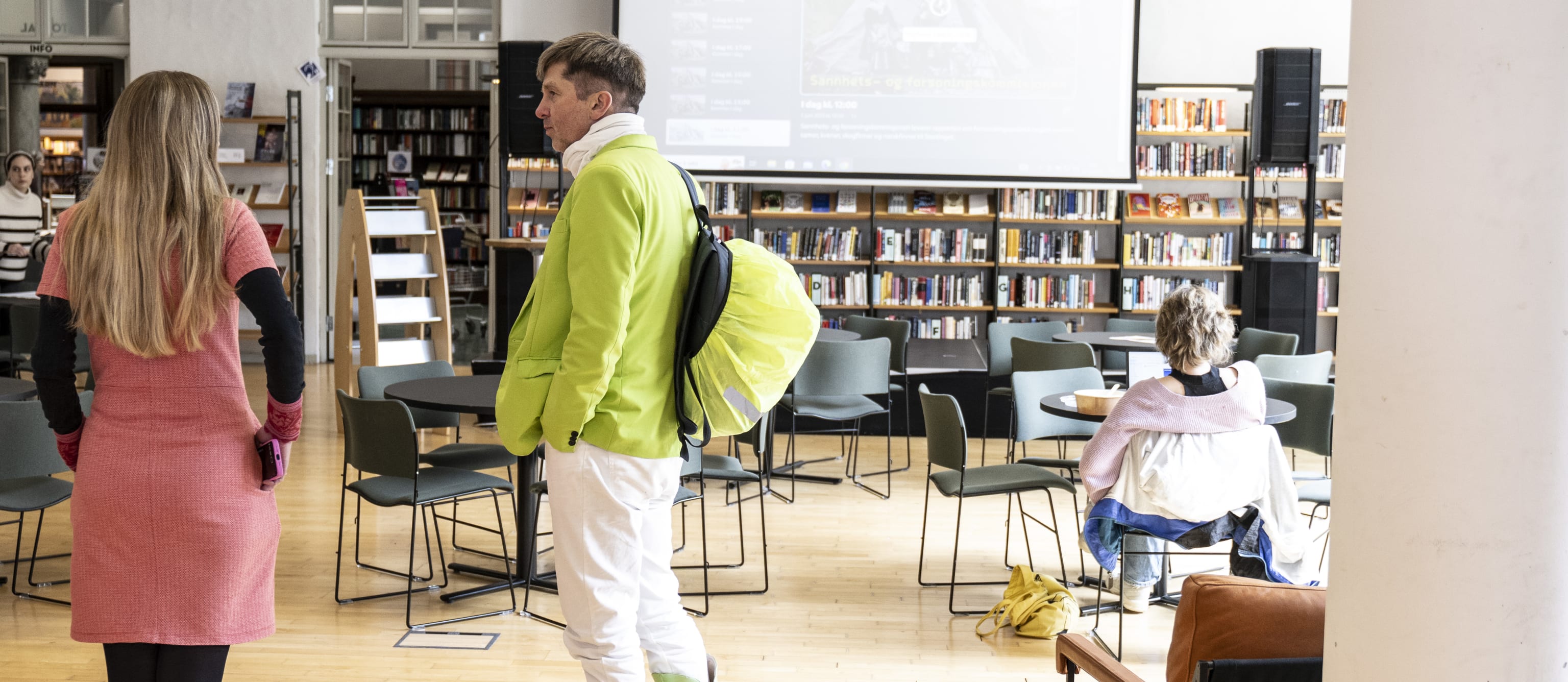 Norge Lytter På Bergen Off. Bibliotek. Foto: Thor Brødreskift