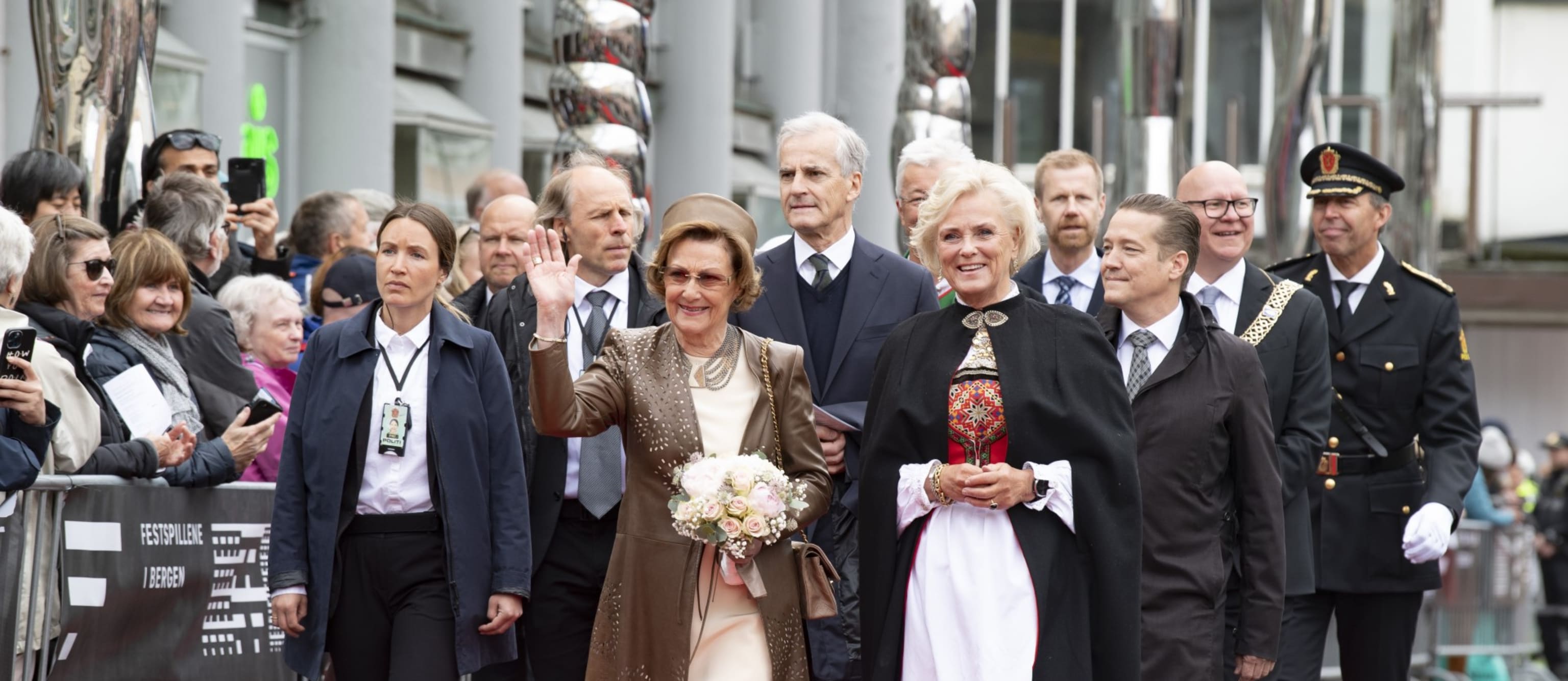 H.M. Dronning Sonja Under Åpningen Av Festspillene I Bergen 2022, Med Blant Annet Statsminister Jonas Gahr Støre, Festspillenes Styreleder Thorhild Widvey, Festspilldirektør Lars Petter Hagen Og Daværende Ordfører I Bergen Rune Bakervik. Foto: Thor Brødreskift