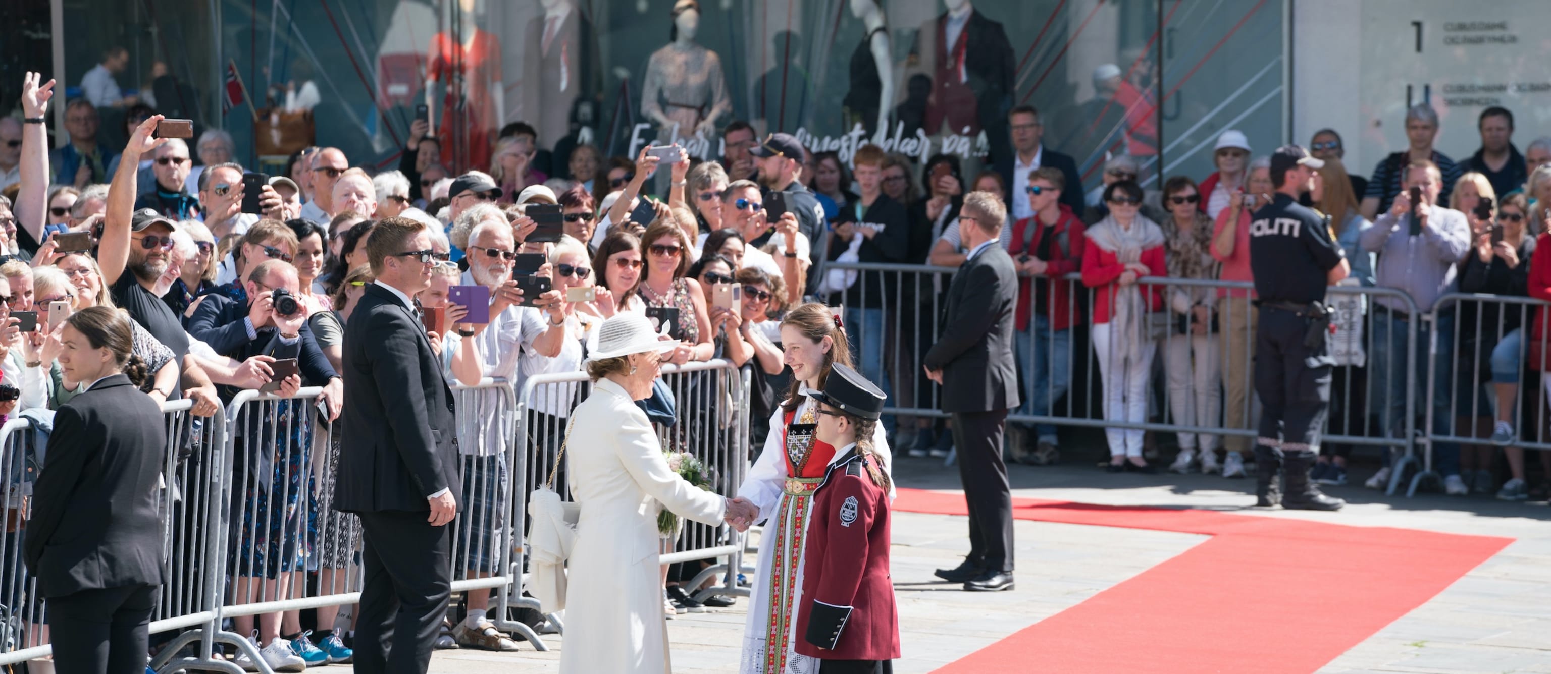 H.M. Dronning Sonja På Vei Til Festspillenes Åpningsseremoni I 2018. Foto: Thor Brødreskift.