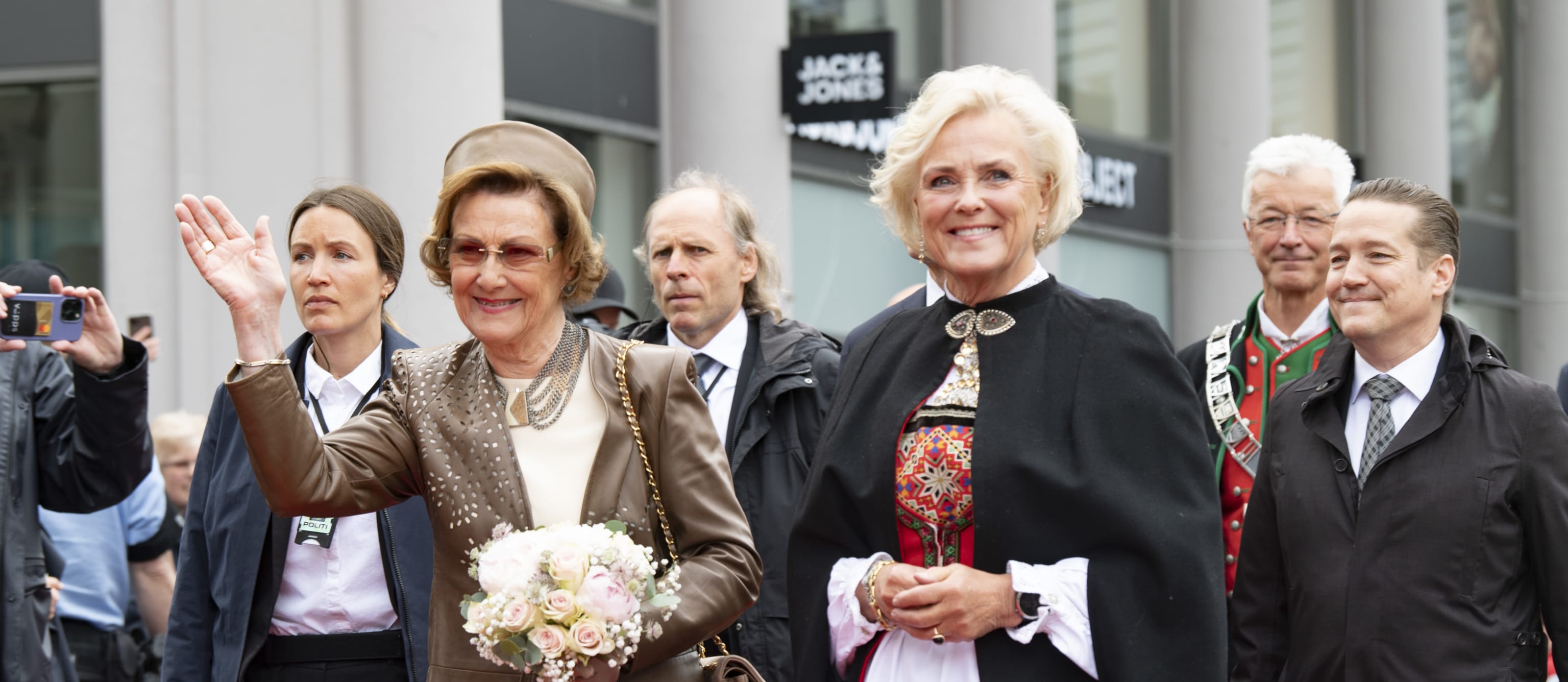 Thorhild Widvey Med HM Dronning Sonja, Fylkesordfører Jon Askeland Og Festspilldirektør Lars Petter Hagen Under Åpningen Av Festspillene I Bergen 2022. Foto: Thor Brødreskift