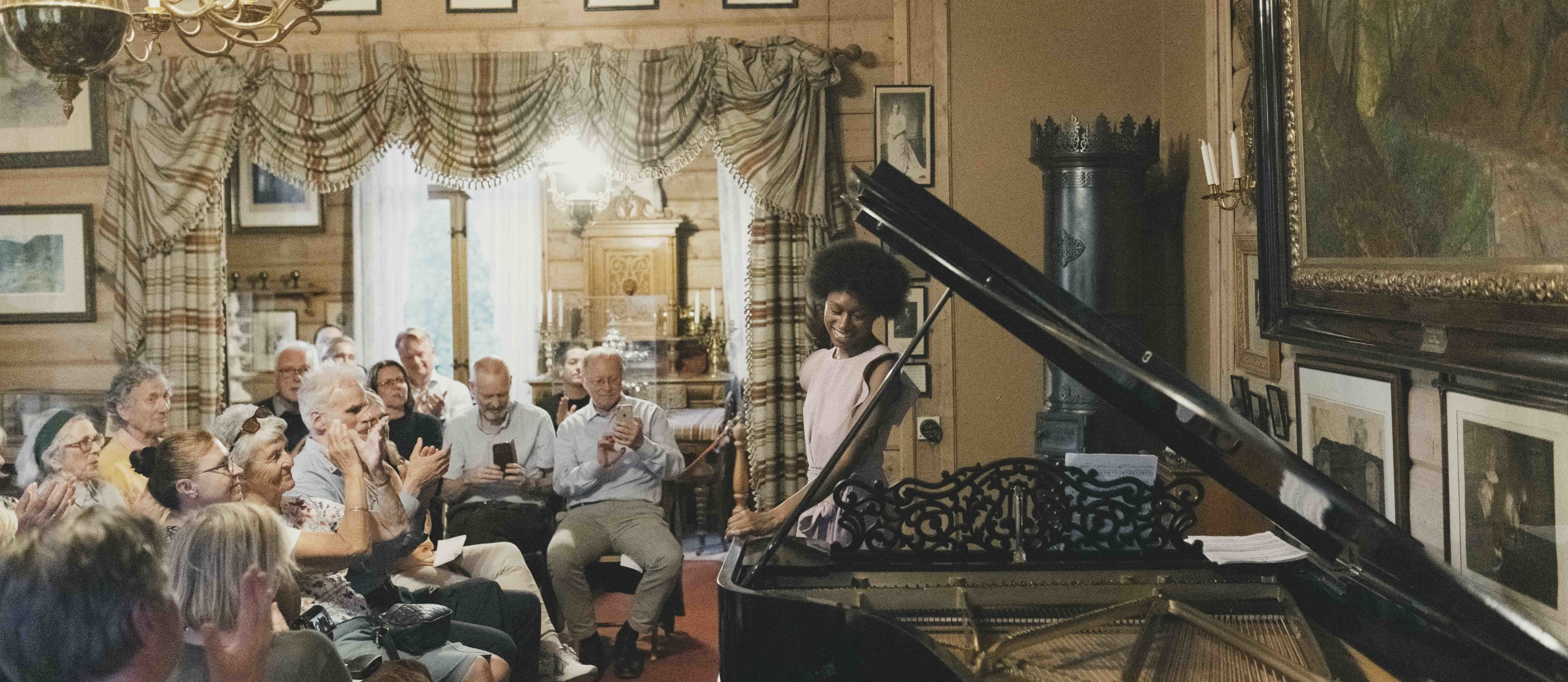 Britiske Isatah Kanneh-Mason spilte p&#229; Griegs piano under Festspillene, her fra 2022. Foto: Thor Br&#248;dreskift