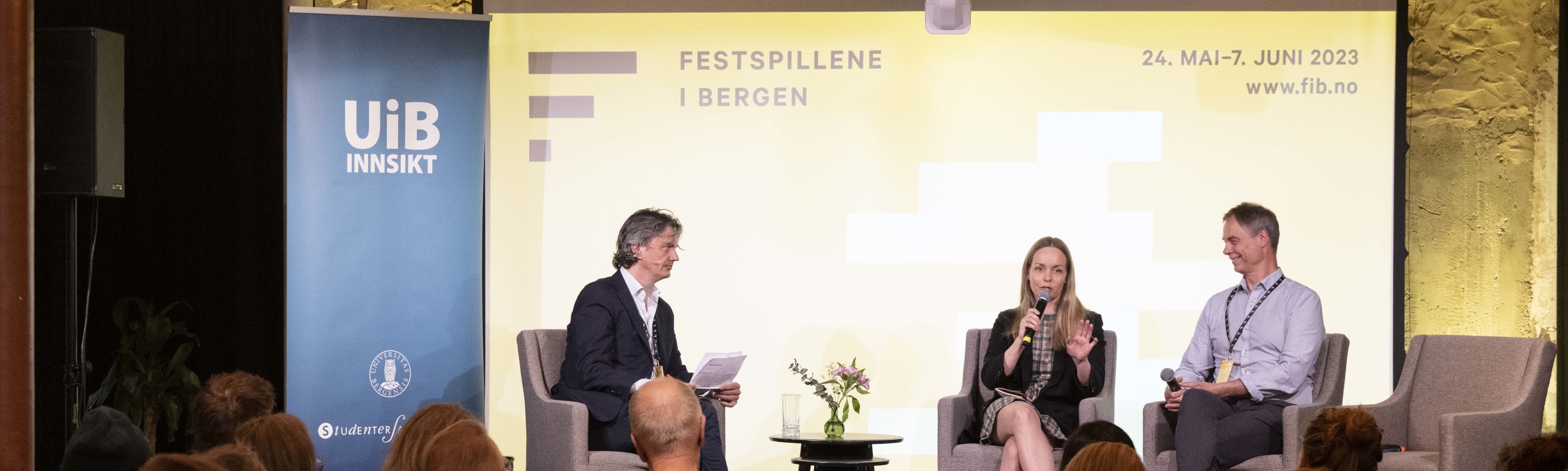 Folkene og byen. Foto: Thor Brødreskift