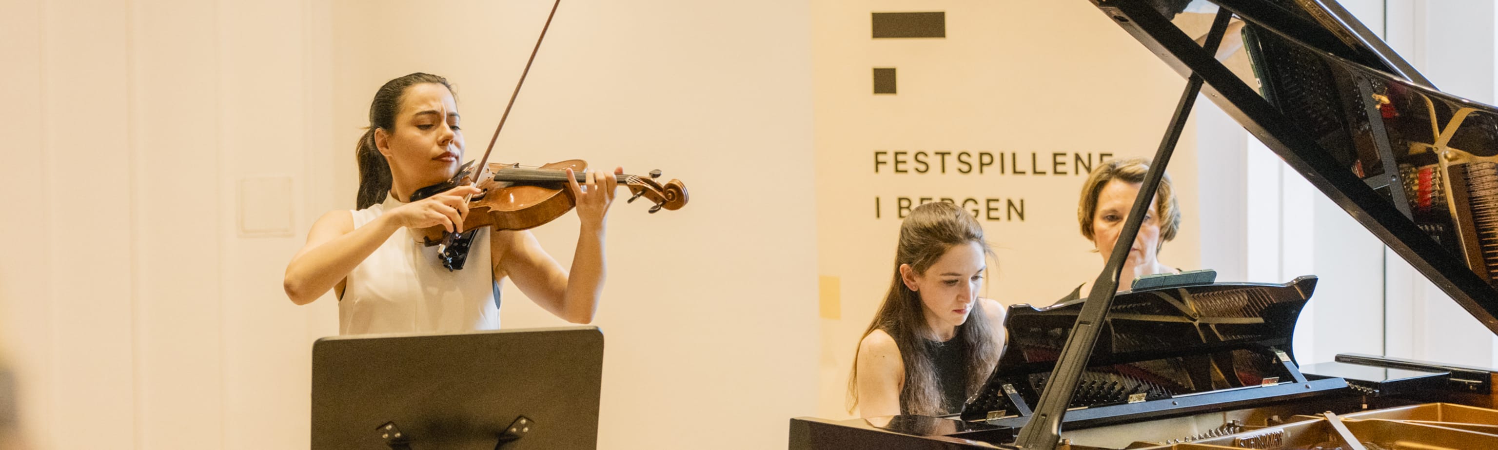 Sara Ferrández  m/Julia Hamos. Foto: Miriam Levi
