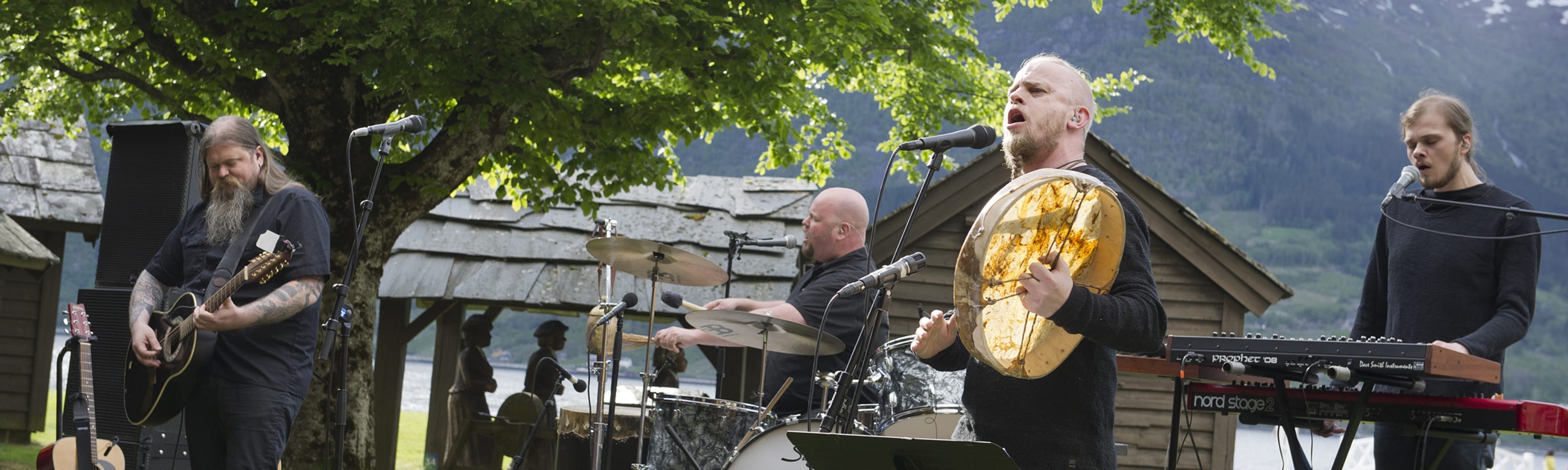 Konsertserien Og Aktivitetskonseptet Nordvegen Var Det Kunstneriske Resultatet Av Forskningsprosjektet Icons, Og Ble Utviklet Med Utgangspunkt I Fire Steder Utenfor Bergen. 
På Bildet: Nordvegen-Skaperne Ivar Bjørnson (T.V.) Og Einar Selvik (I Midten).

Foto: Helge Skodvin