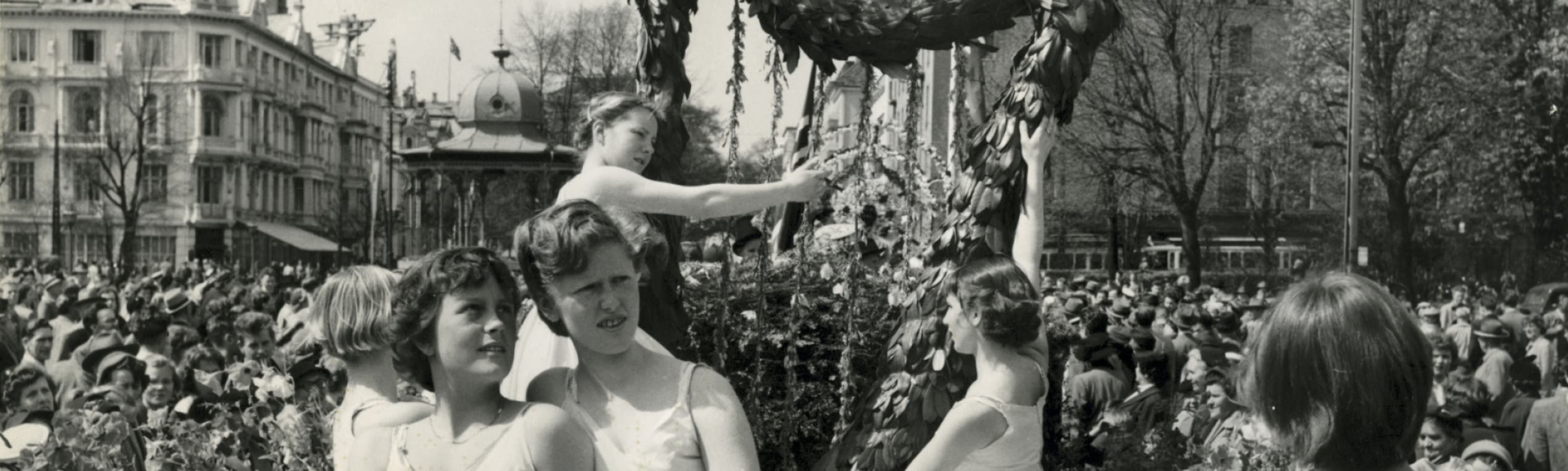 FLOWER HARP: A Large Crowd Of People And Flowering Splendor During The Bergen International Festival In The 50S.