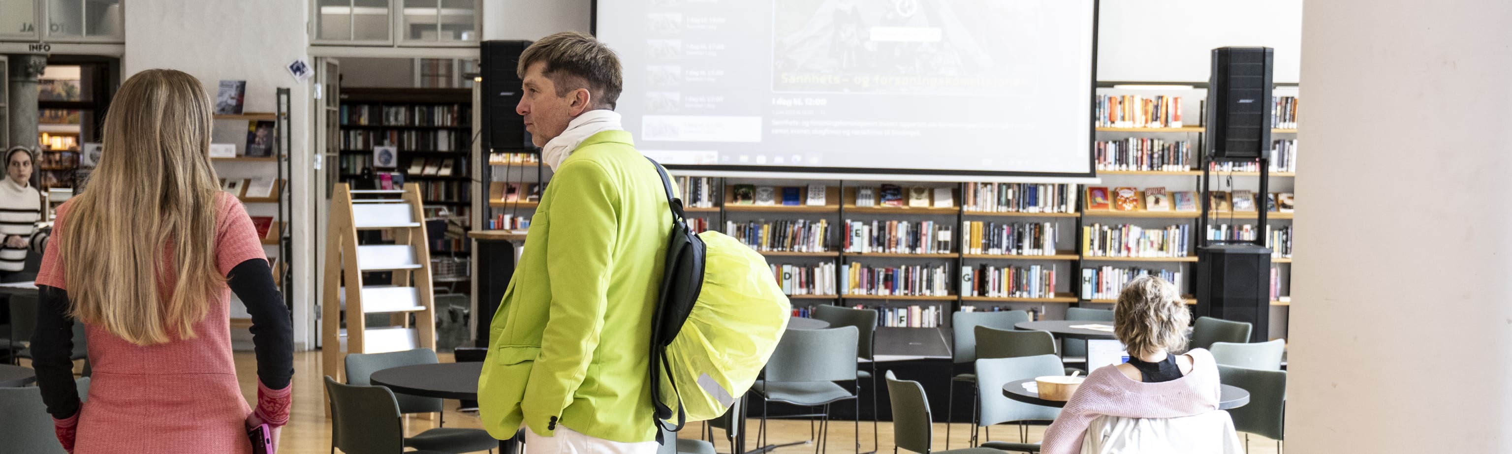 Norge Lytter På Bergen Off. Bibliotek. Foto: Thor Brødreskift