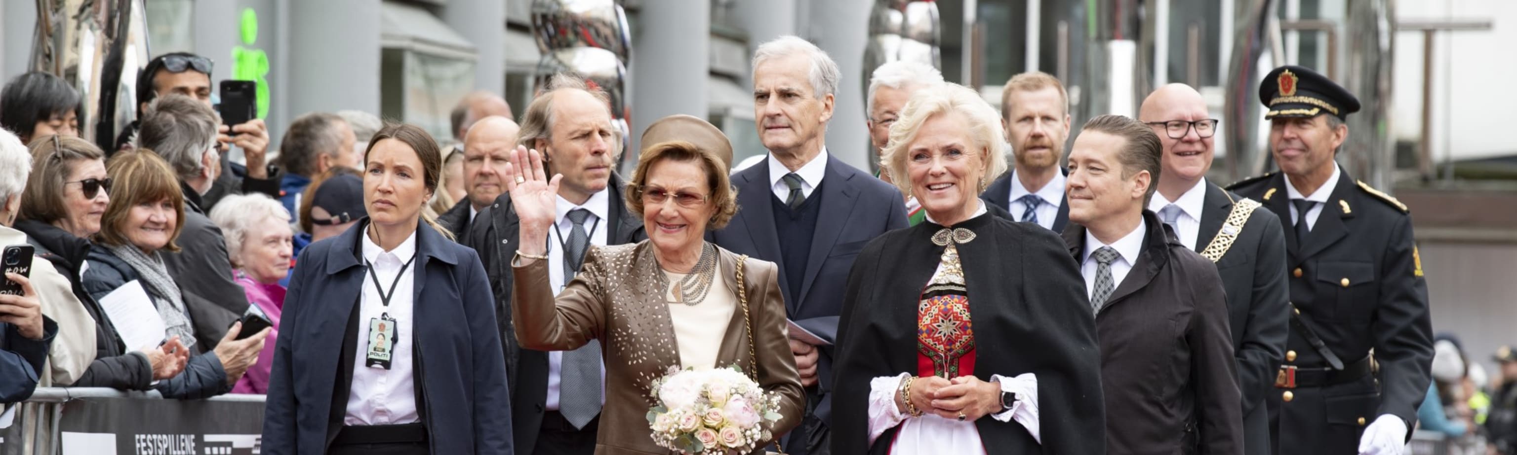 H.M. Dronning Sonja Under Åpningen Av Festspillene I Bergen 2022, Med Blant Annet Statsminister Jonas Gahr Støre, Festspillenes Styreleder Thorhild Widvey, Festspilldirektør Lars Petter Hagen Og Daværende Ordfører I Bergen Rune Bakervik. Foto: Thor Brødreskift