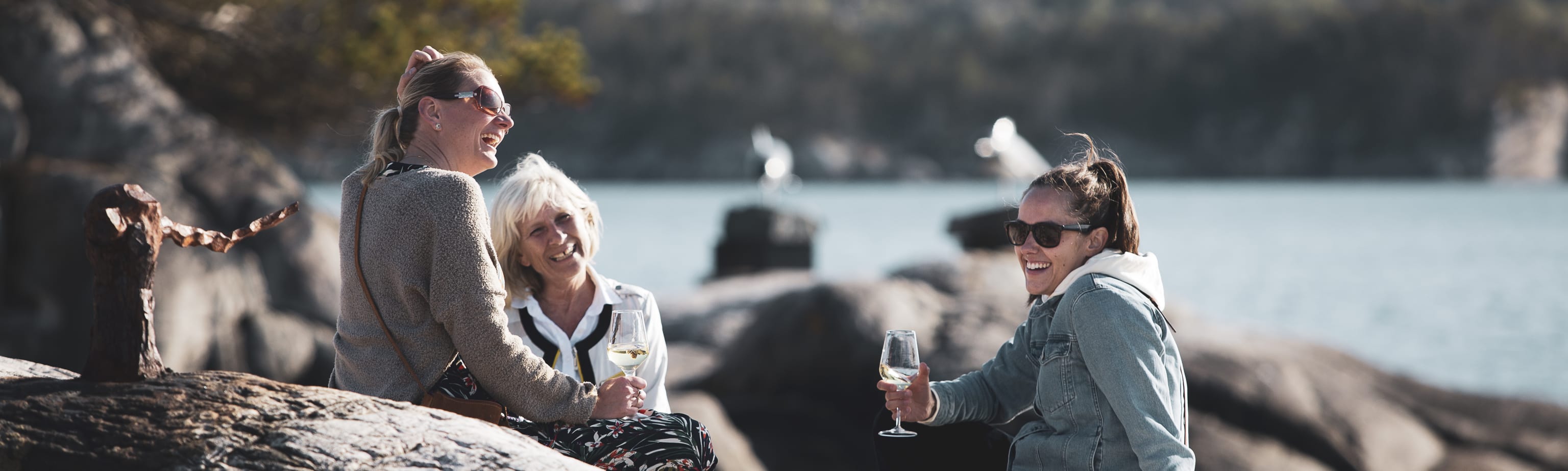 P&#229; utekonserten i Skjerjehamn, under Festspillene 2020, kunne publikum se Moddi opptre fra sine b&#229;ter eller omkringliggende svaberg. Foto: G&#248;ril S&#230;tre.