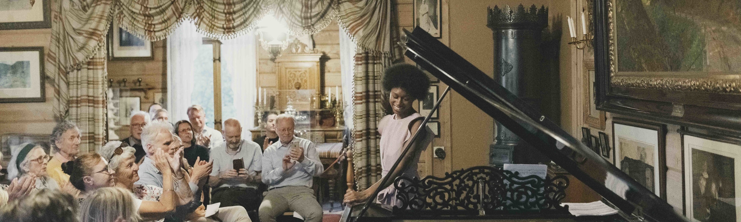 Britiske Isatah Kanneh-Mason spilte p&#229; Griegs piano under Festspillene, her fra 2022. Foto: Thor Br&#248;dreskift