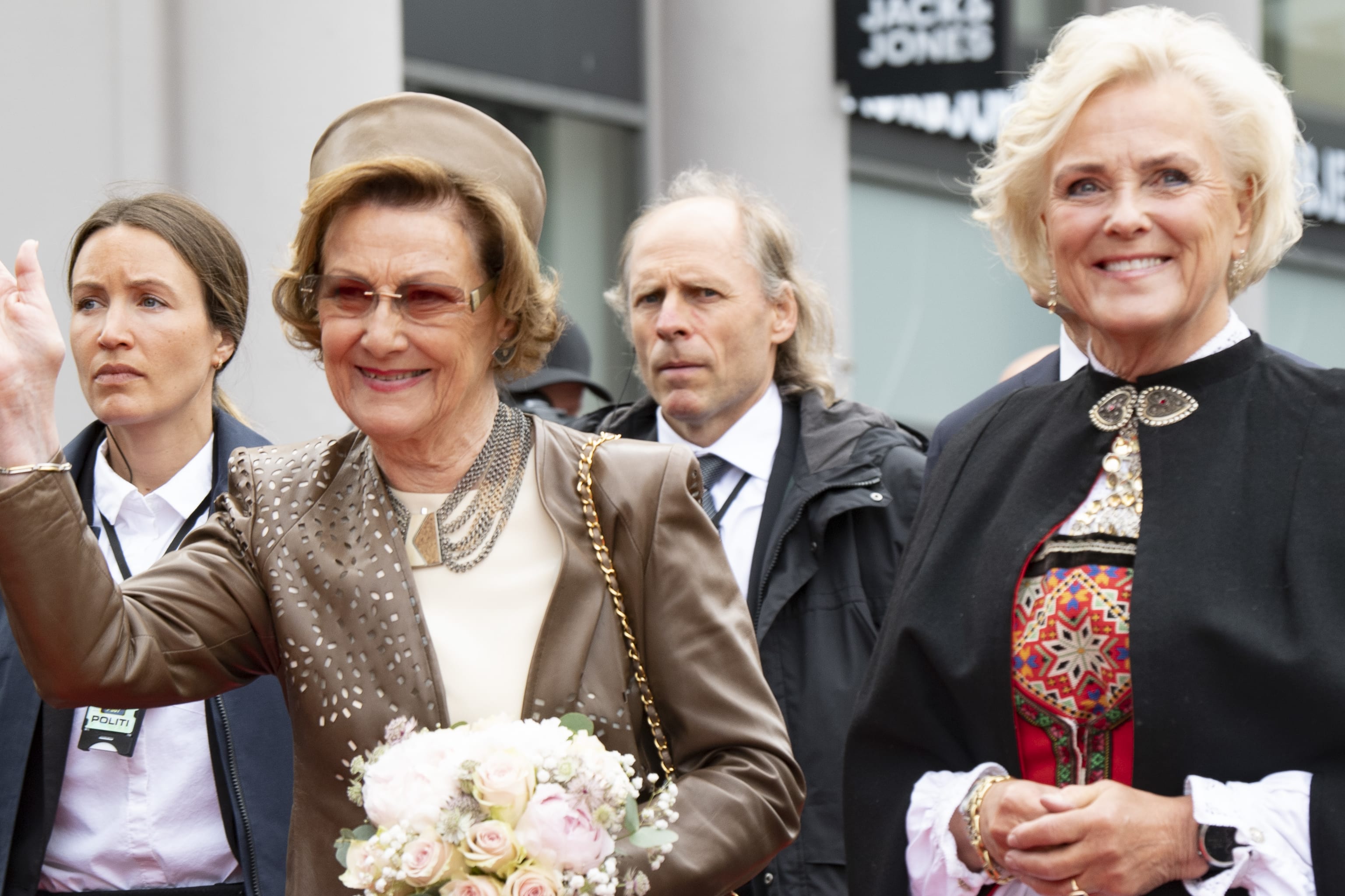 Thorhild Widvey Med HM Dronning Sonja, Fylkesordfører Jon Askeland Og Festspilldirektør Lars Petter Hagen Under Åpningen Av Festspillene I Bergen 2022. Foto: Thor Brødreskift