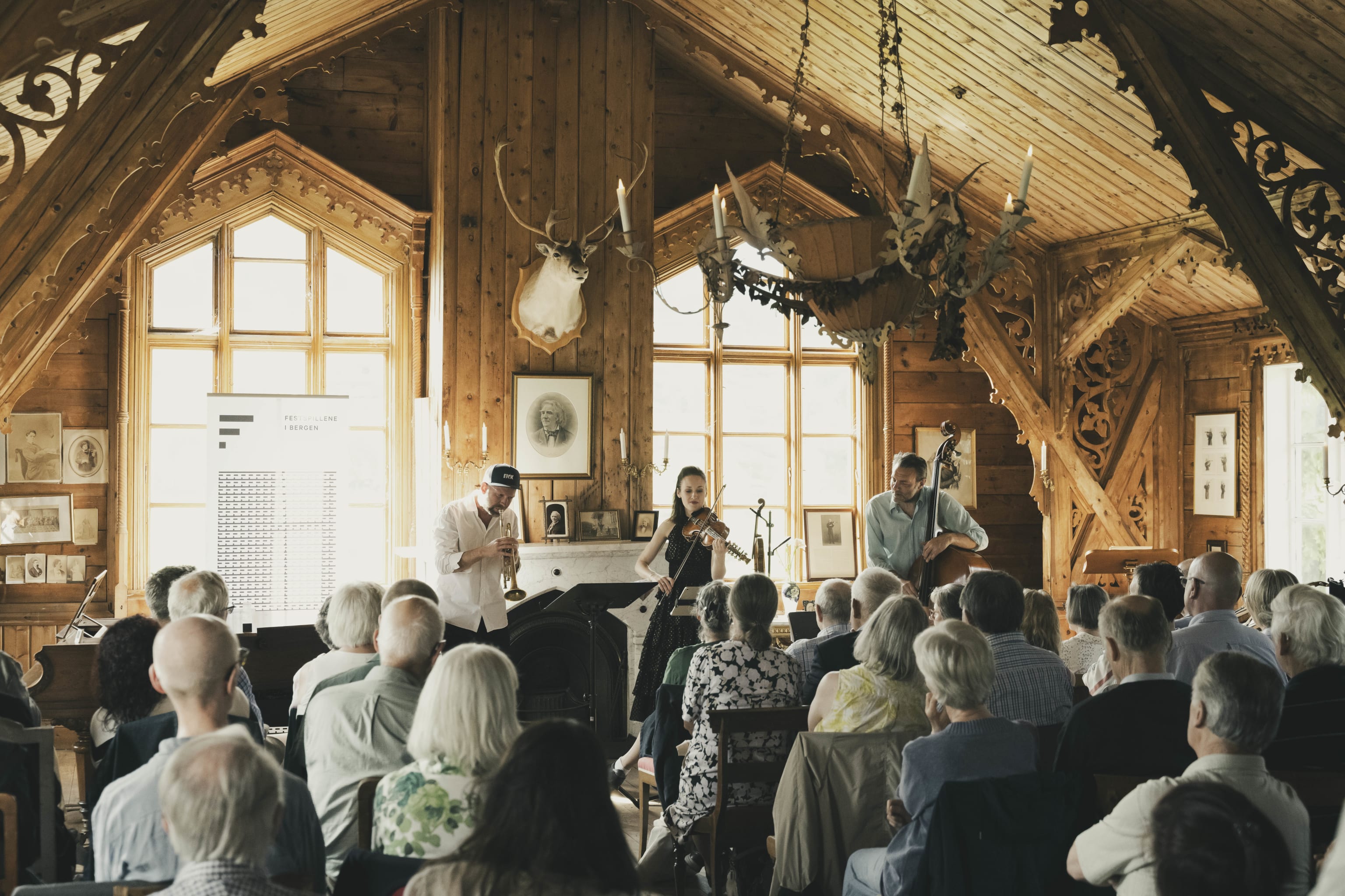 Ragnhild Hemsing with Mathias Eick and Mats Eilertsen in Bullahuset in 2024. Photo: Thor Brødreskift