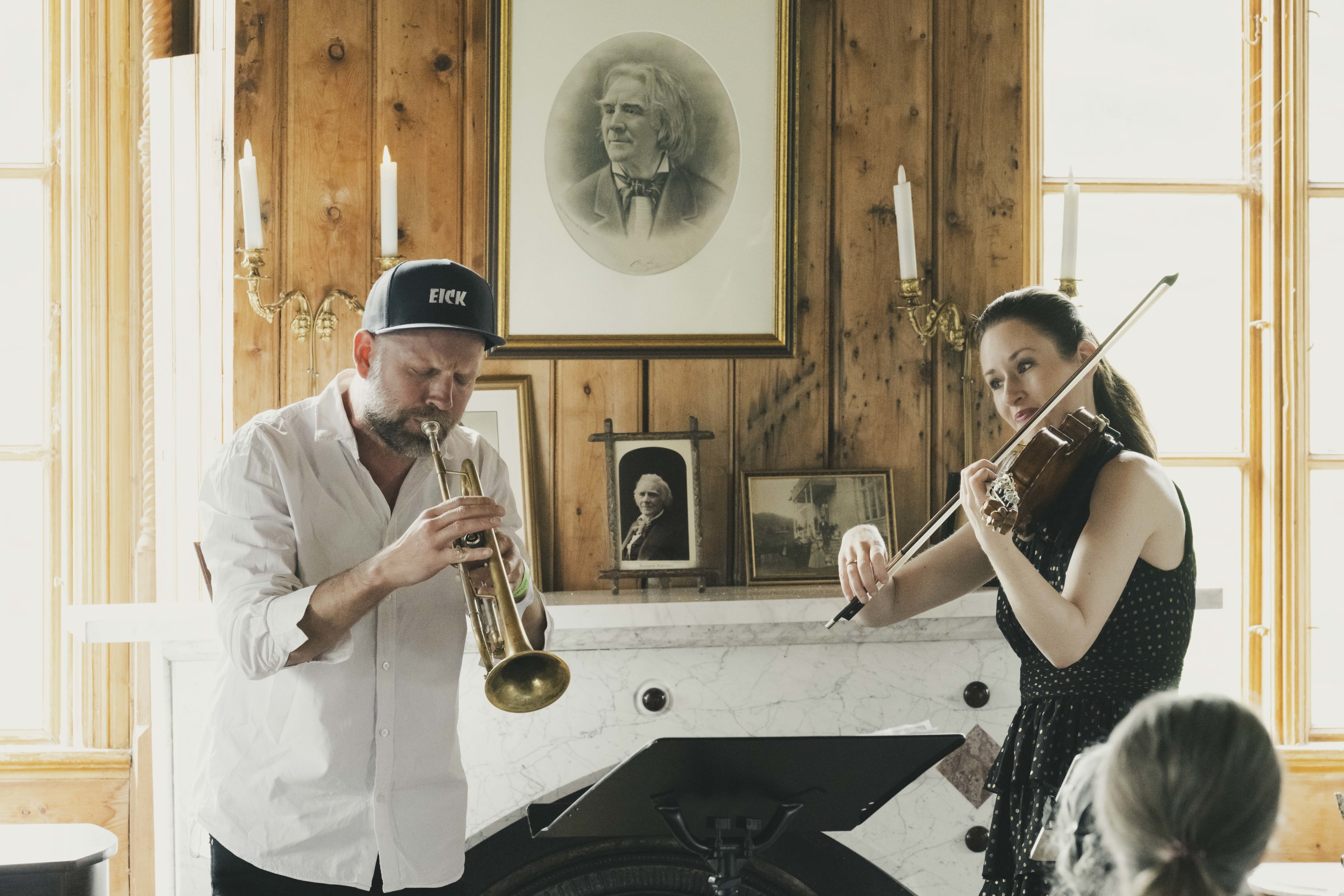 Ragnhild Hemsing med Mathias Eick. Foto: Thor Brødreskift