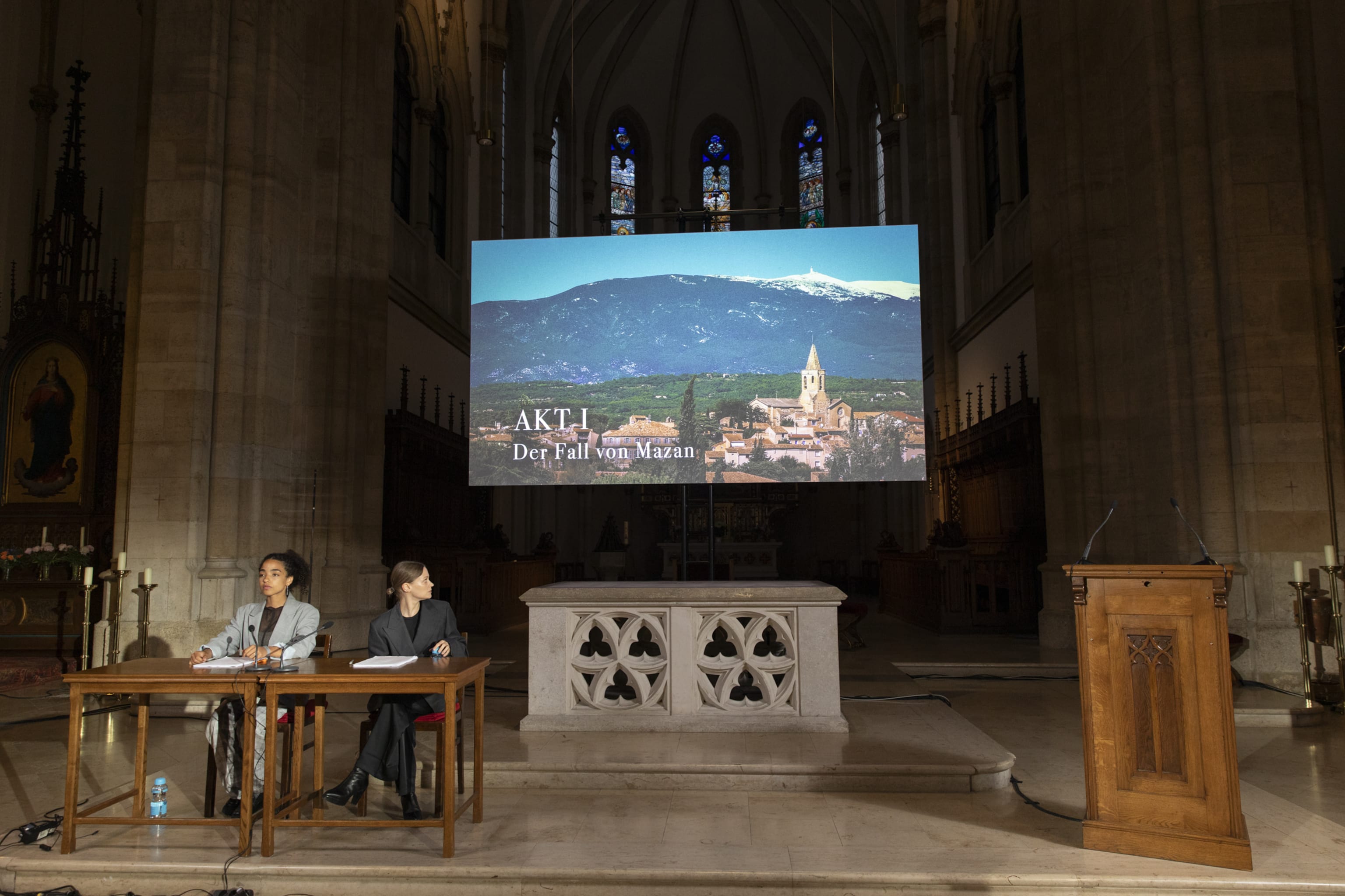 Forestillingsbilde fra oppsetning i Wien av Prozess Pelicot. Foto: Nurith Wagner-Strauss