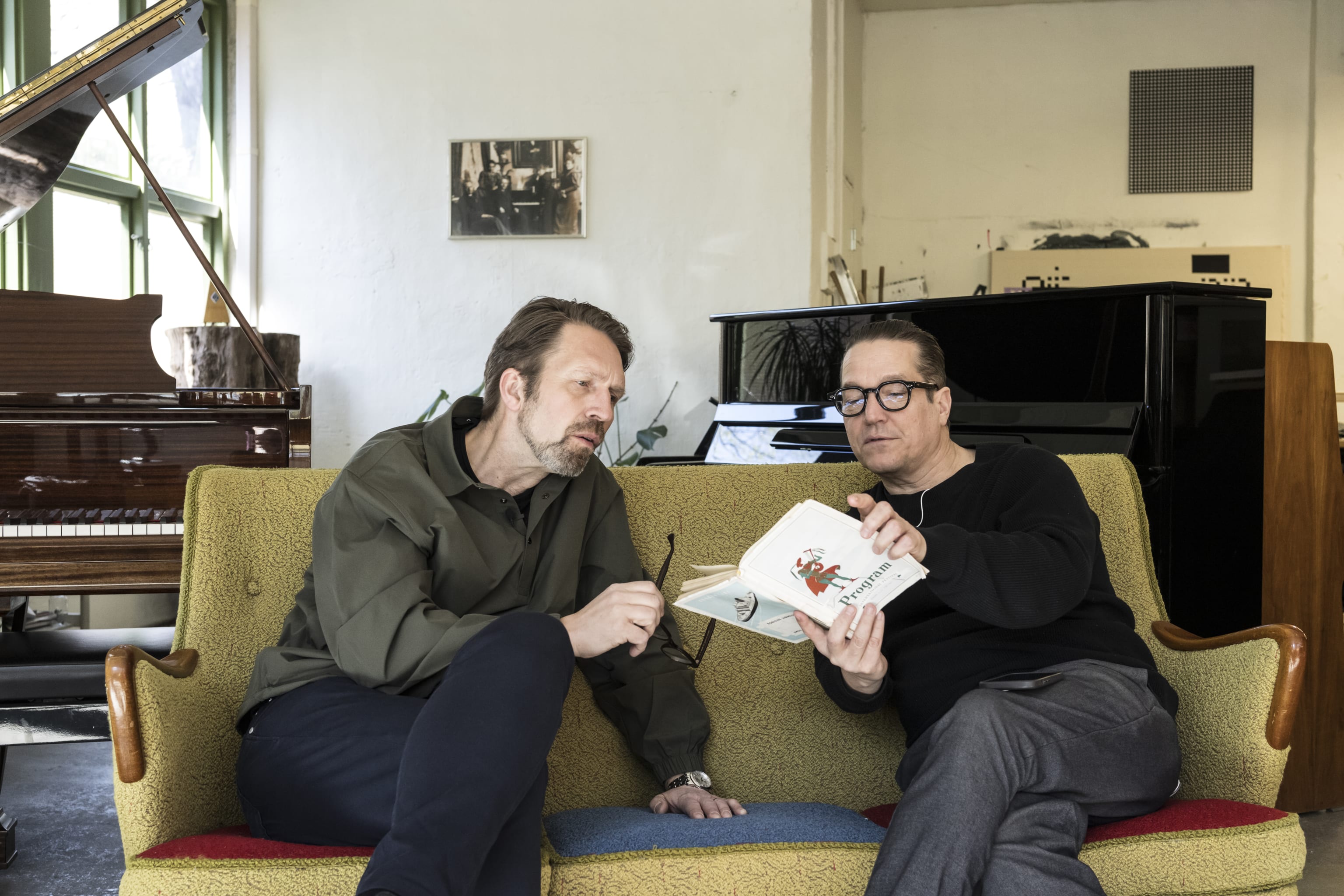 Festspillmusikeren og festspilldirektøren blar i programmet fra 1953. Foto: Thor Brødreskift
