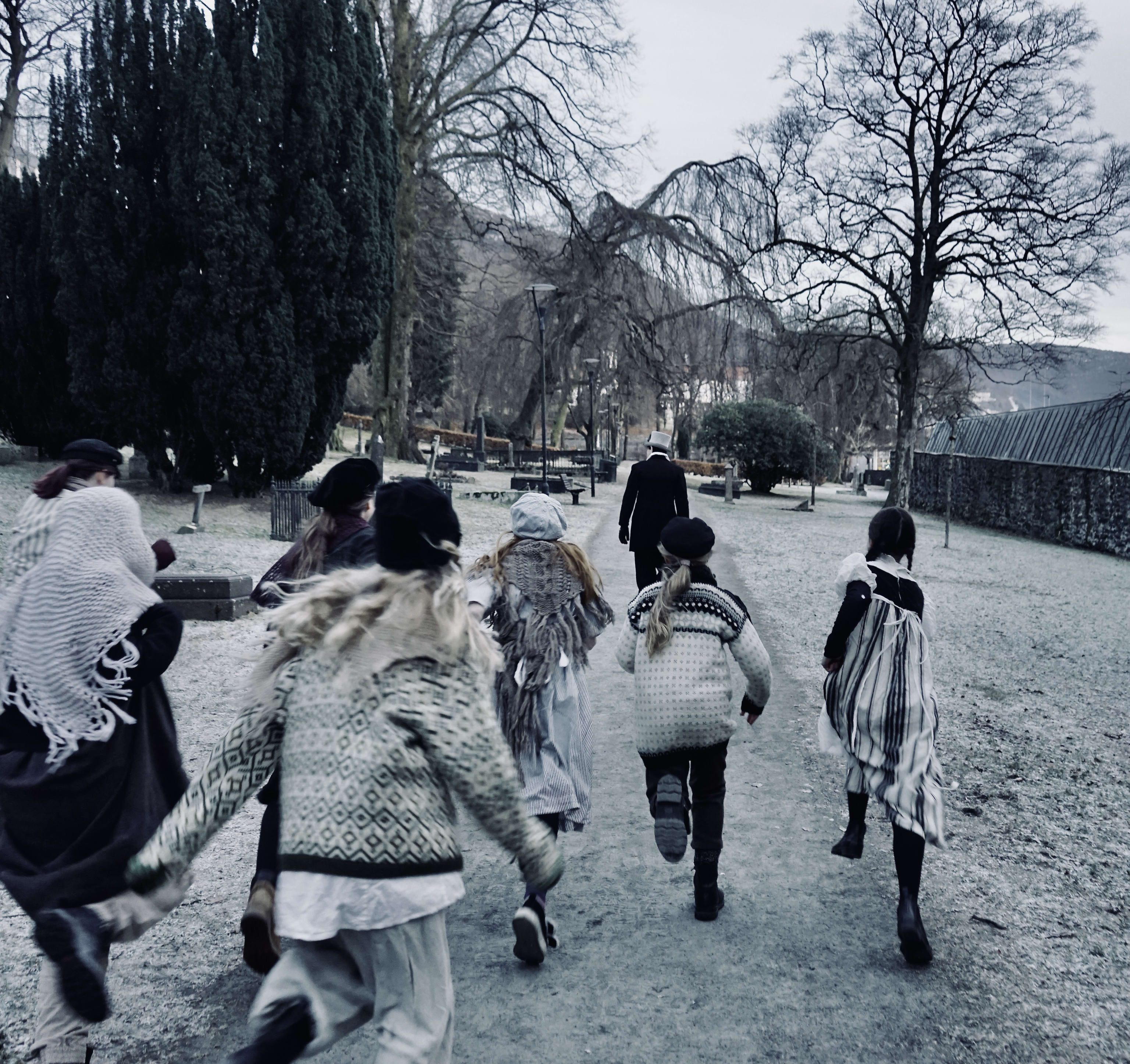 Hvem er vi? Historier fra seks fot under.