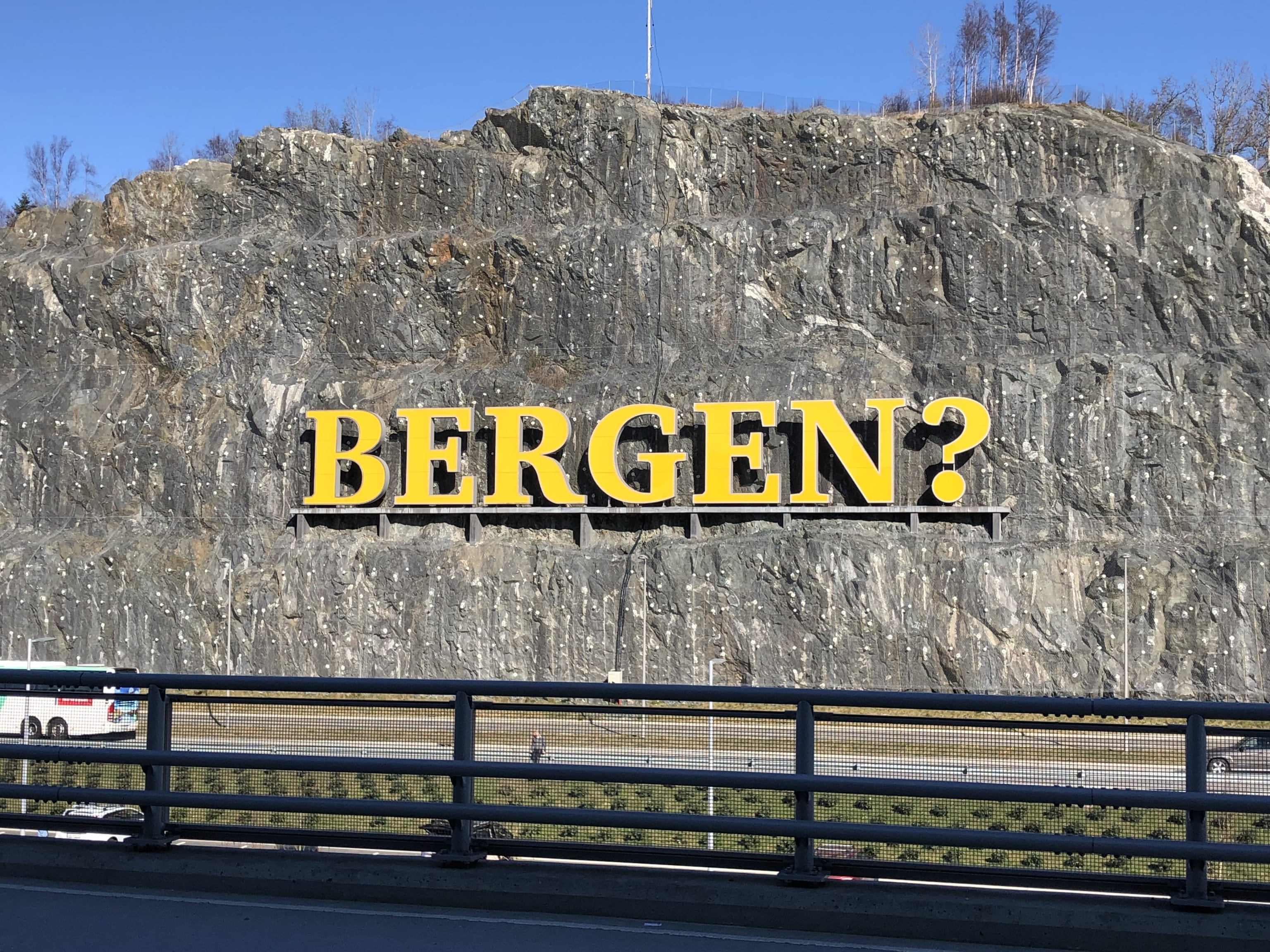 "This Must Be The Place" Av Ragnar Kjartansson Utenfor Bergen Lufthavn Flesland.