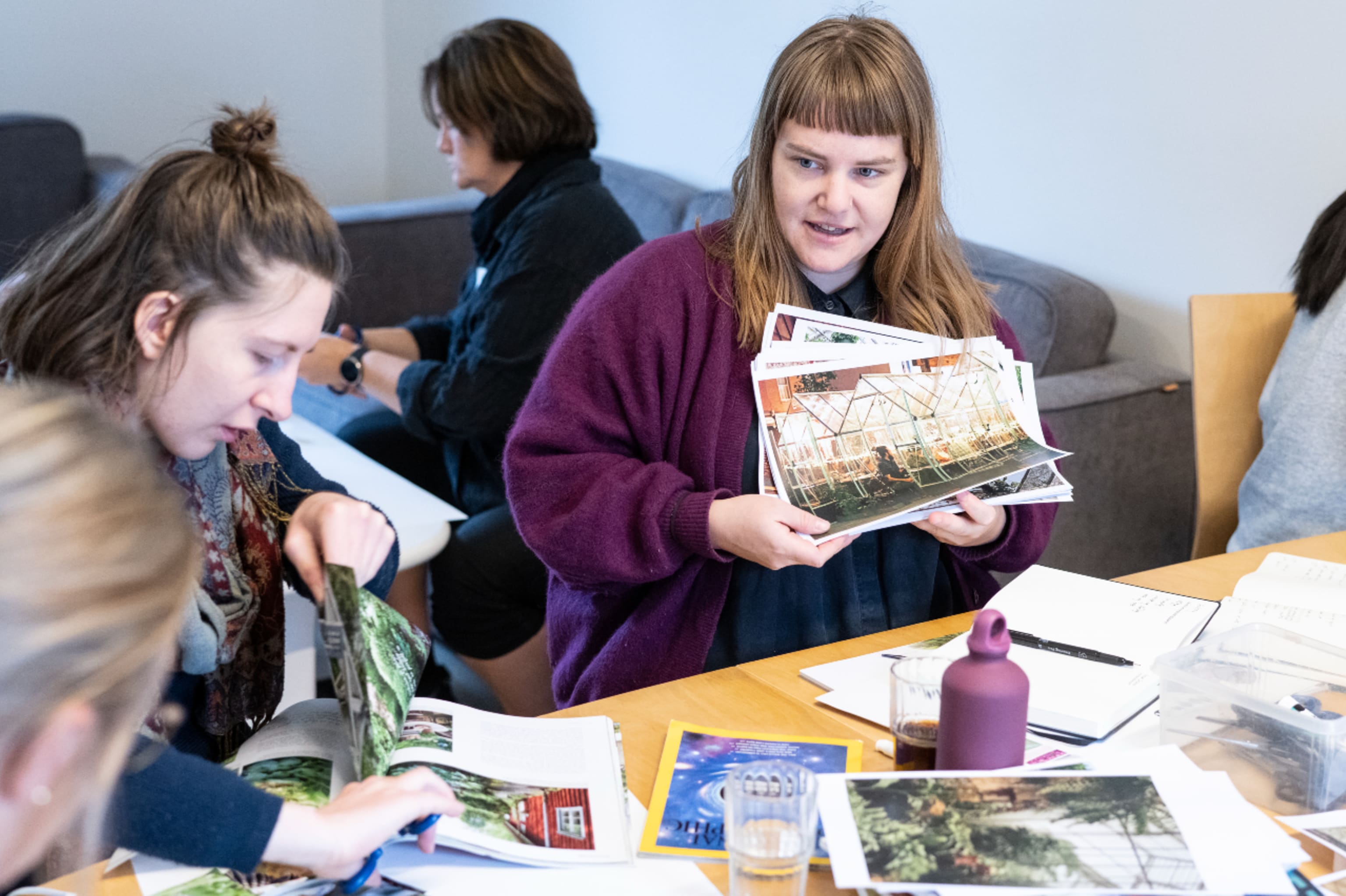 Workshop Med Planlegging Av Drivhus Og Kjøkkenhage I Bergen Fengsel. F.V.: Sofia Marie Hamnes Fra Bergen Kunsthall Og Artist Stacy Brafield. Foto: Thor Brødreskift.