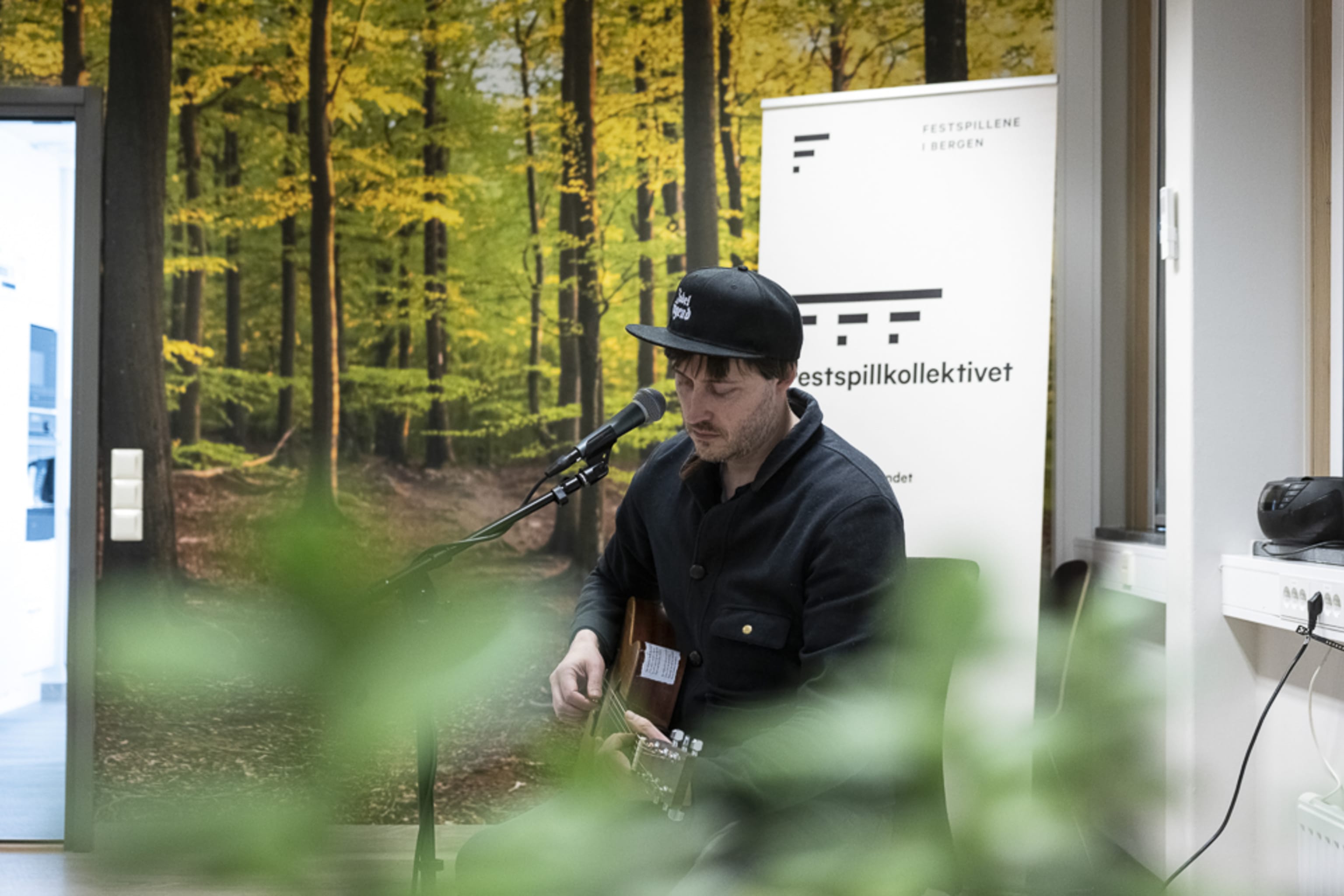 Bjørn Tomren Spilte For Pasienter Og Ansatte På Sandviken Sykehus Mars 2022. Foto: Thor Brødreskift.