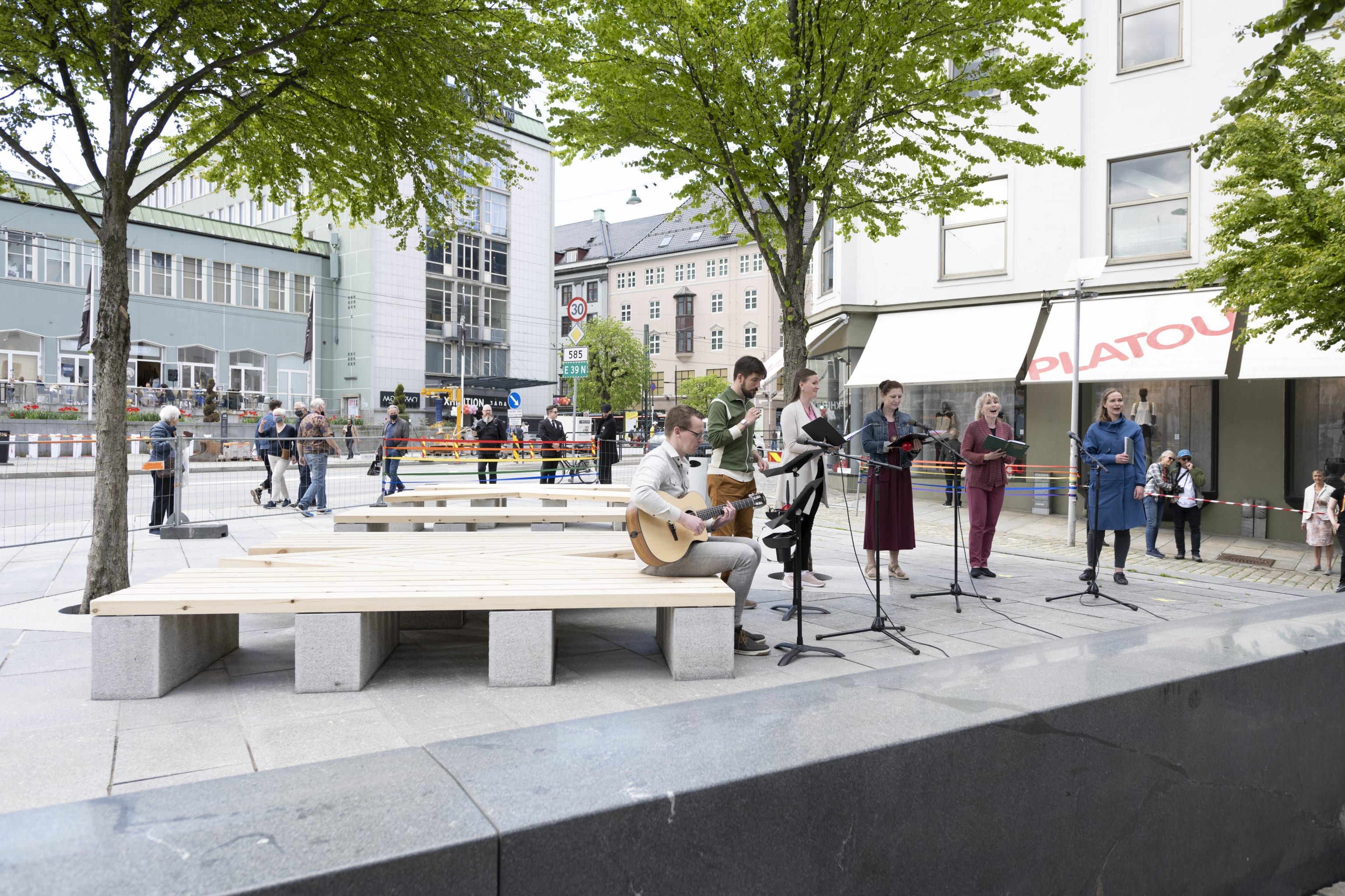 Det Bergenske Vokalensemblet Tabula Rasa Fremførte Et Bestillingsverk Av Samtidskomponisten Peter Child Med Koreografi Av Lina Viste Grønli. Foto: Thor Brødreskift