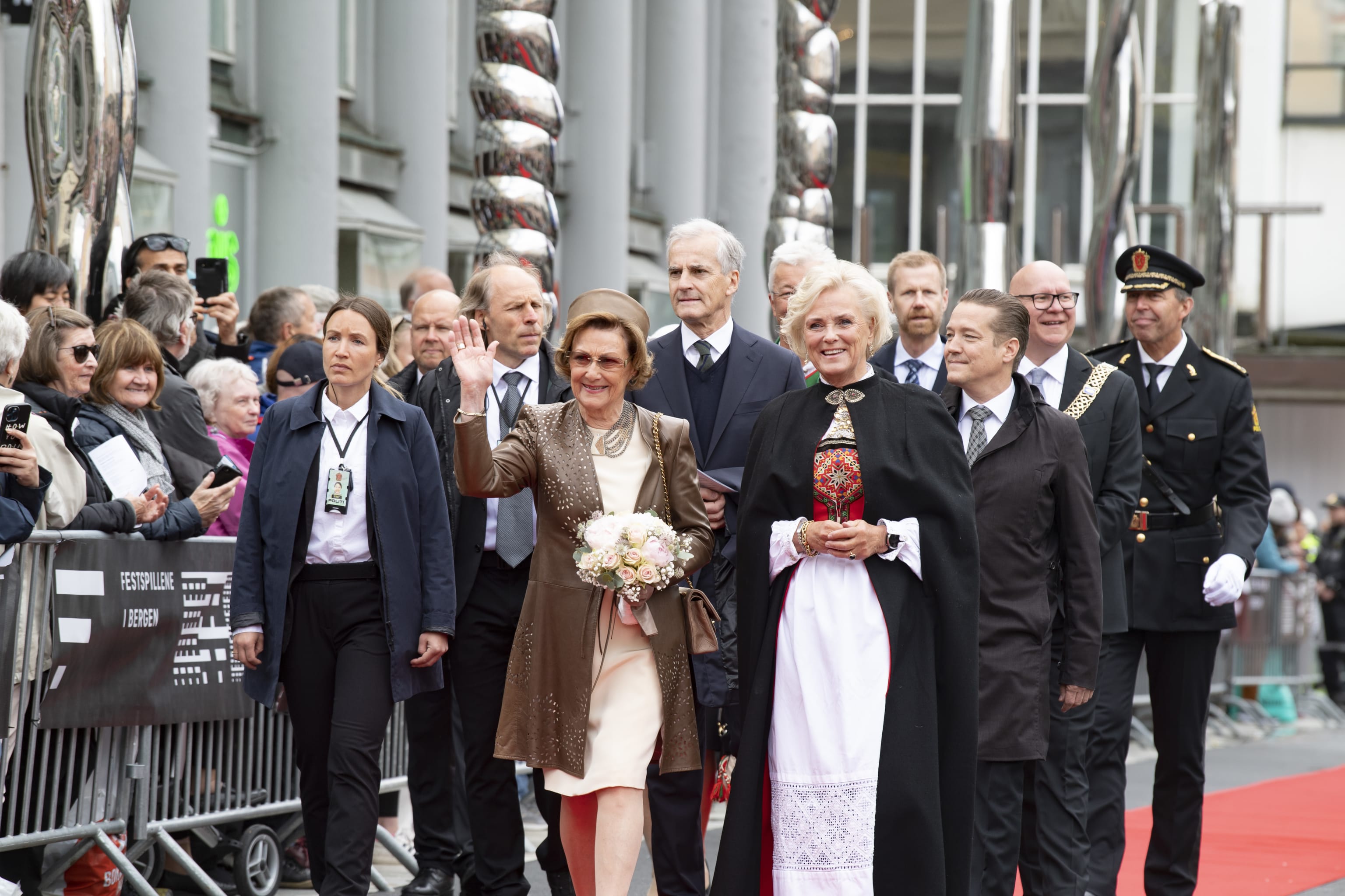 H.M. Dronning Sonja, Statsminister Jonas Gahr Støre, Styreleder Thorhild Widvey På Åpningen Av Festspillene I 2022. Foto: Thor Brødreskift