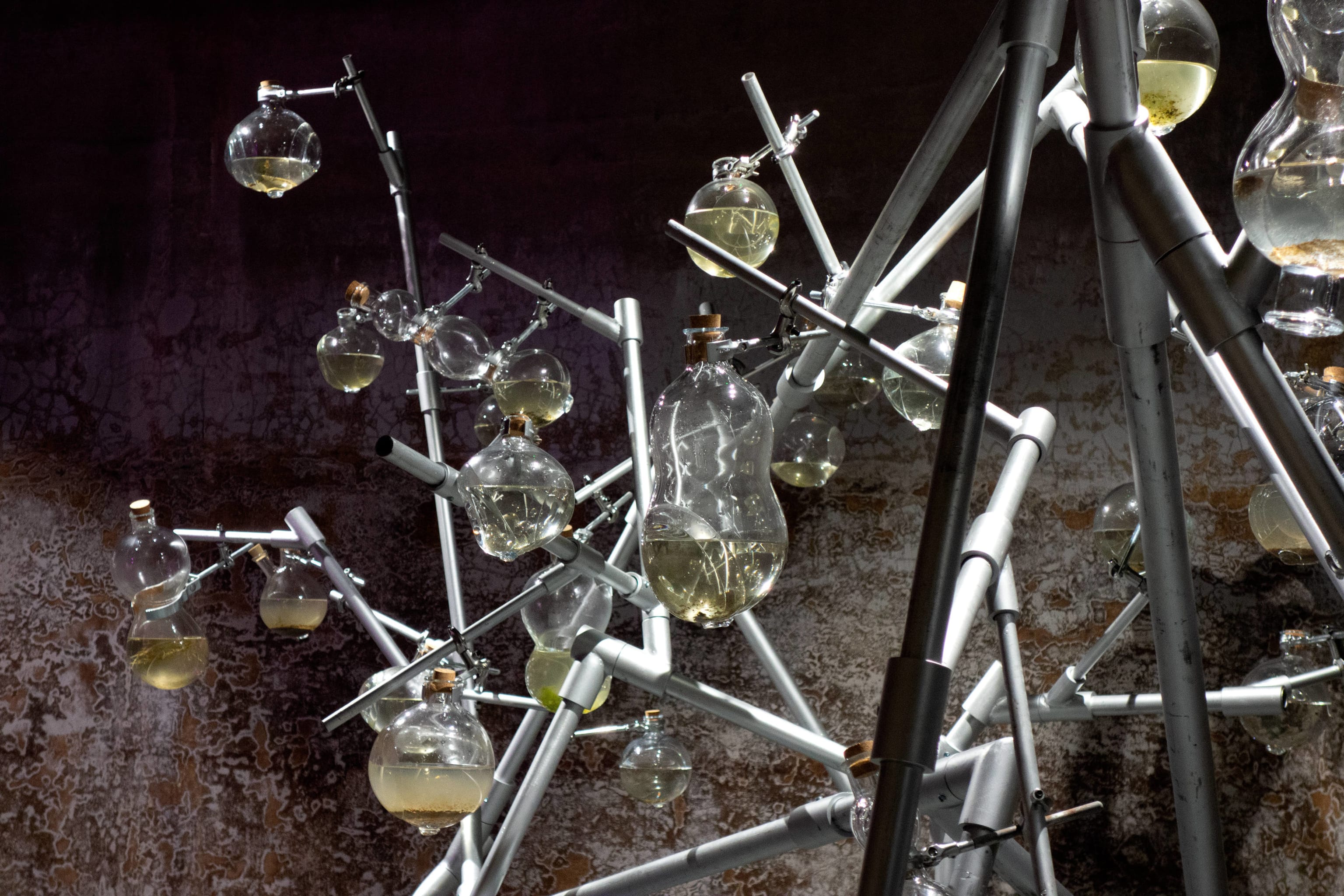 &#171;Liquid Properties&#187;
2018
Installasjon med glass, st&#229;l, vann med mikroorganismer.
Samarbeid med Marjolijn Dijkman. Opprinnelig laget for Munchmuseet i Bevegelse.
Installasjonsbilde fra RADIUS CCA, Delft.
Foto: Toril Johannessen