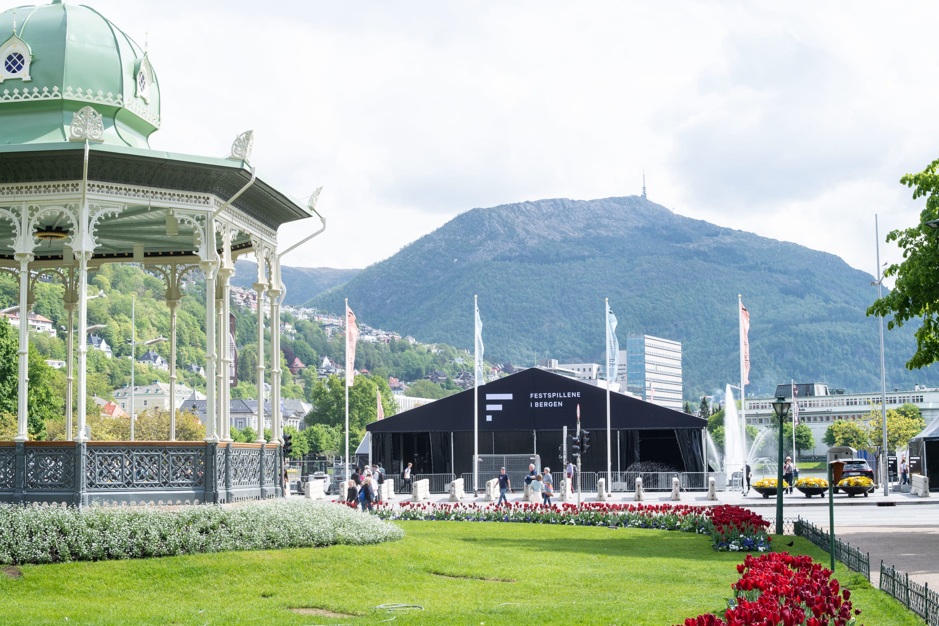 Under Festspillene bli Festplassen vanligvis omgjort til et festivalomr&#229;de. I og utenfor festivalteltet foreg&#229;r en rekke aktiviteter for familier, kveldskonserterm, samtaler og filmvisninger. Foto. Thor Br&#248;dreskift.