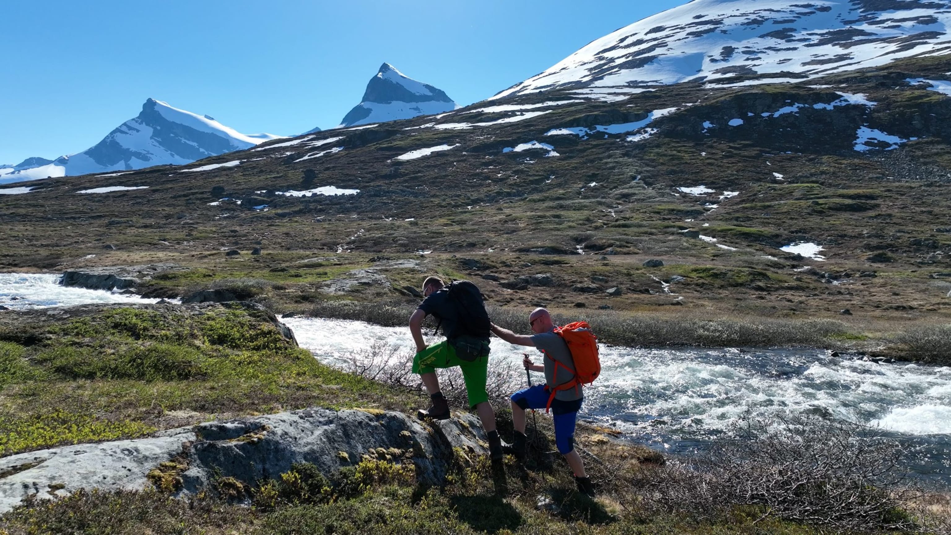 Tommy Johansen and Håkon Gisholt walking in Jotunheimen. Photo: Private